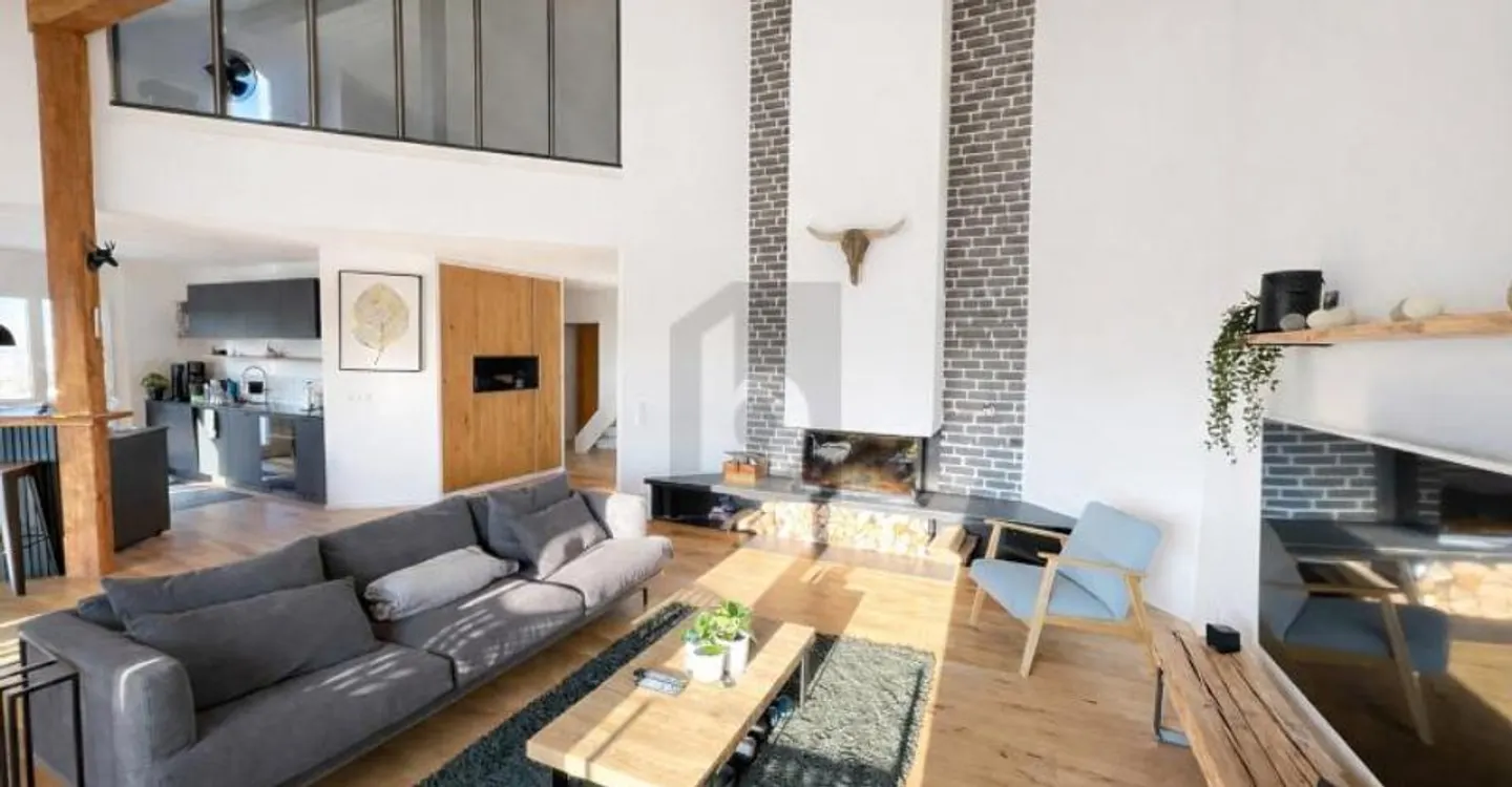 MAGNIFICENT SPACIOUS RENOVATED WITH UNOBSTRUCTED VIEW - Photo 3 of 5