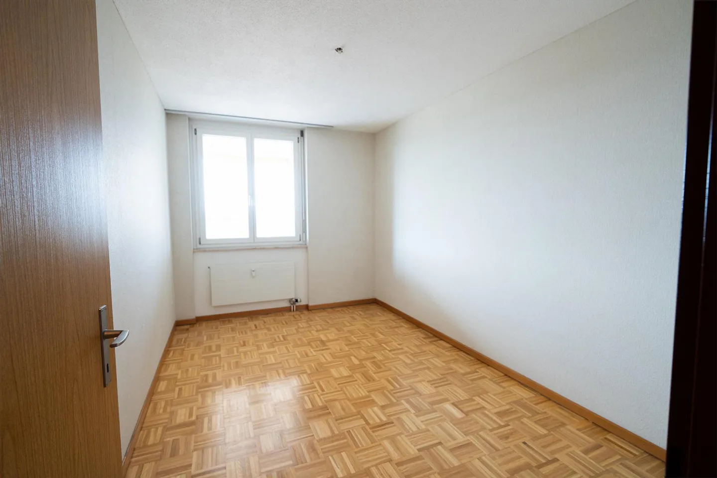 Qui inizia il benessere – La tua nuova casa con terrazza soleggiata e sfondo da sogno - Foto 11 di 14