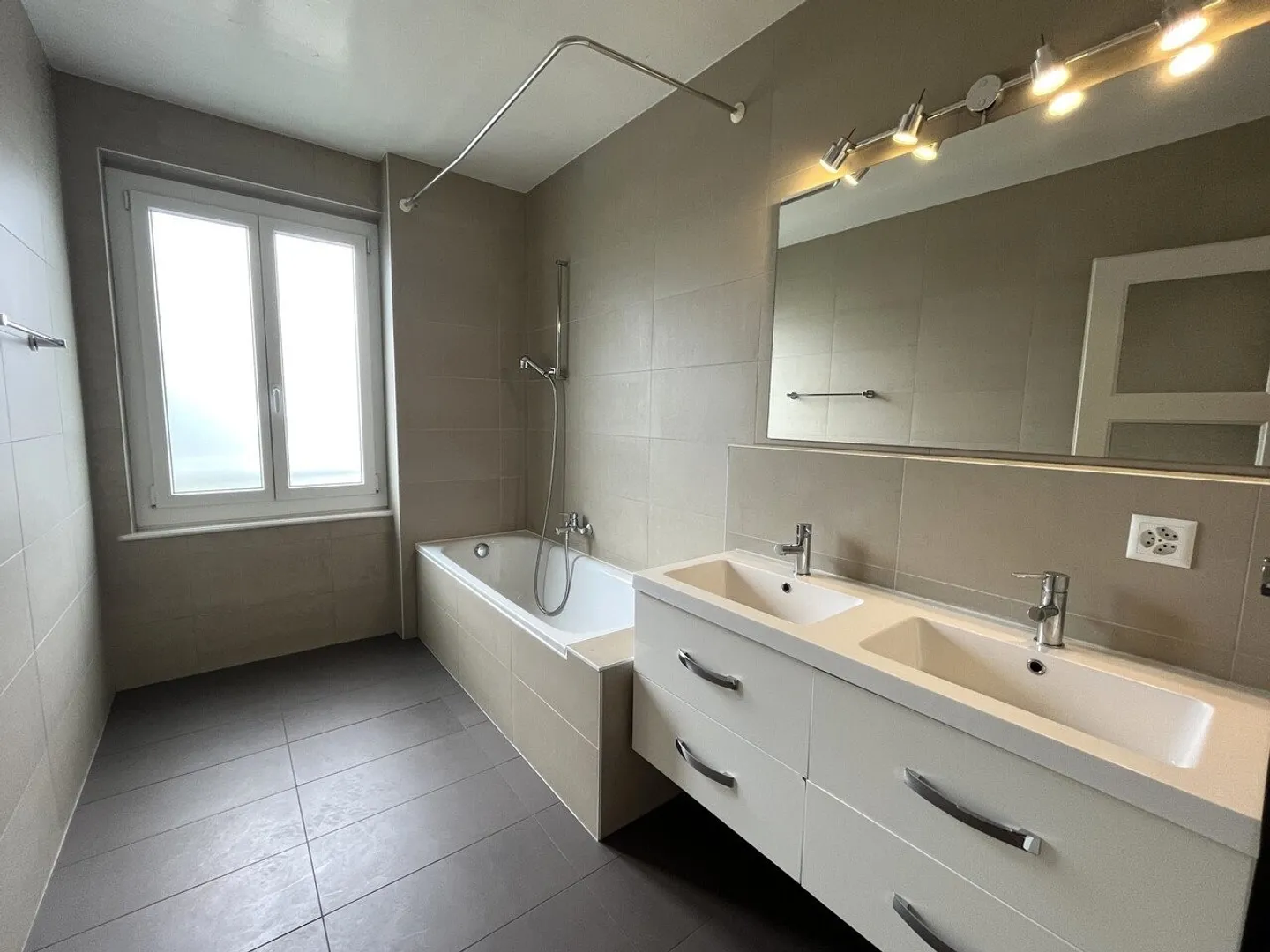 Magnificent 3.5-room apartment with balcony in Pully - Photo 8 of 9