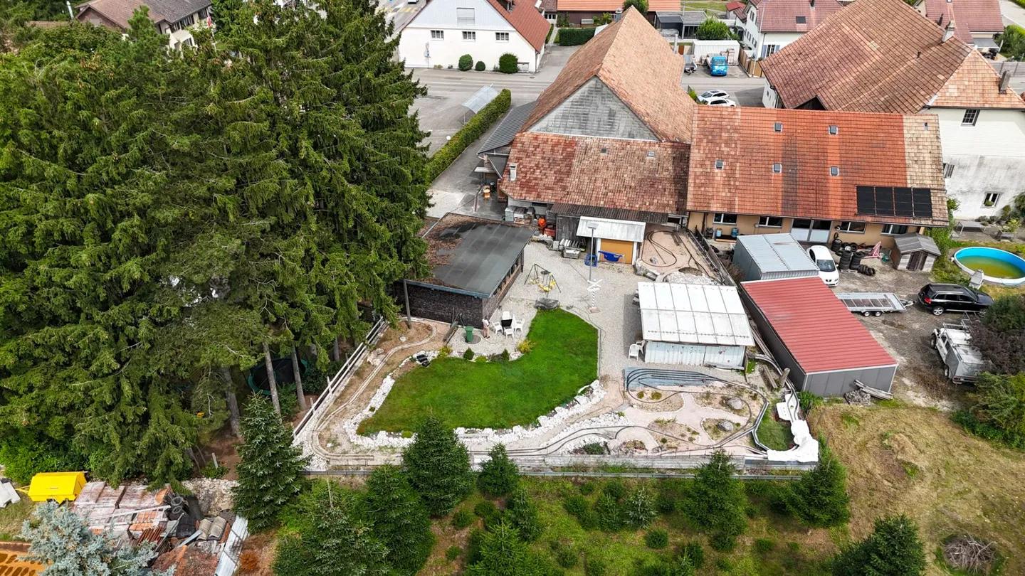 Casa bifamiliare con grande terreno - Foto 2 di 15