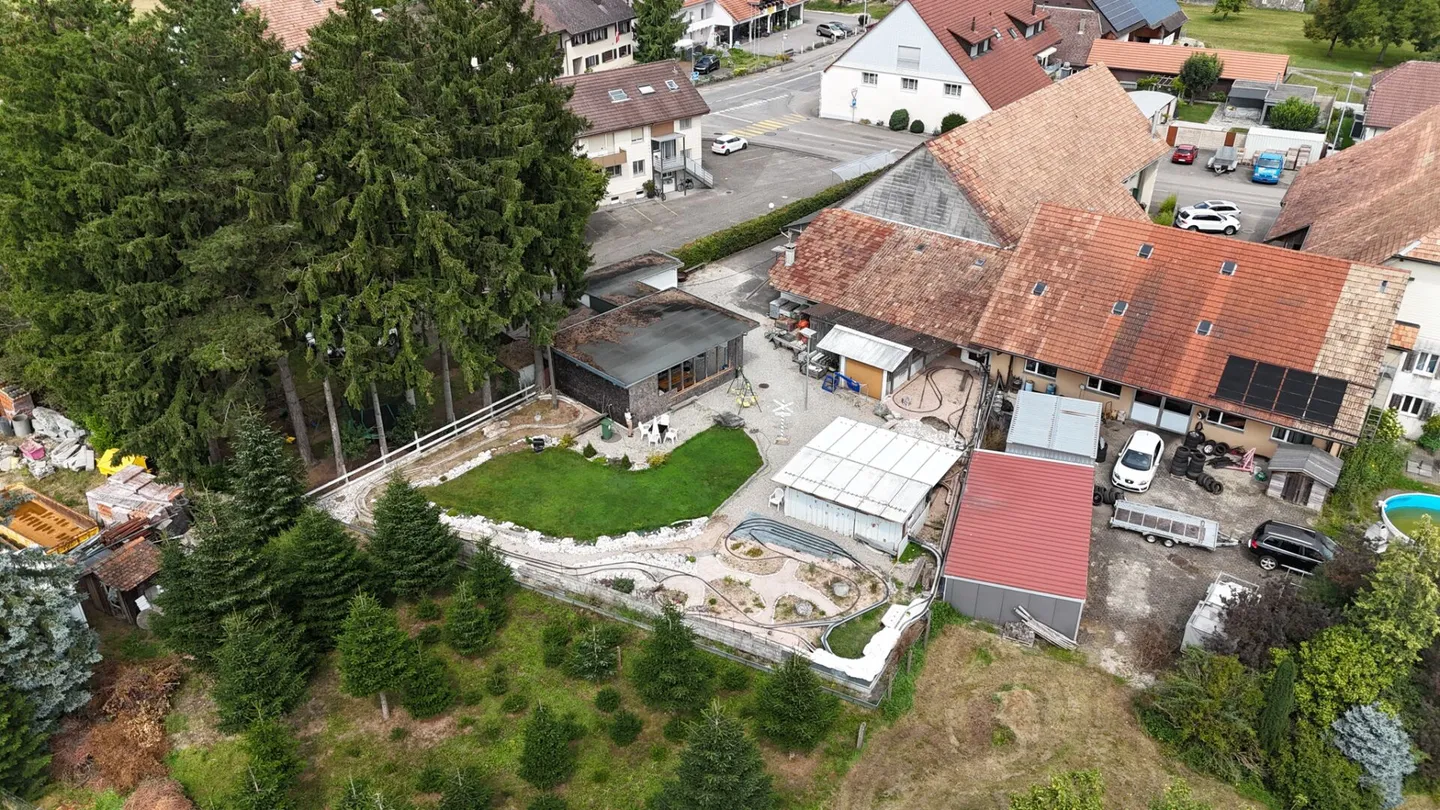 Casa bifamiliare con grande terreno - Foto 1 di 15