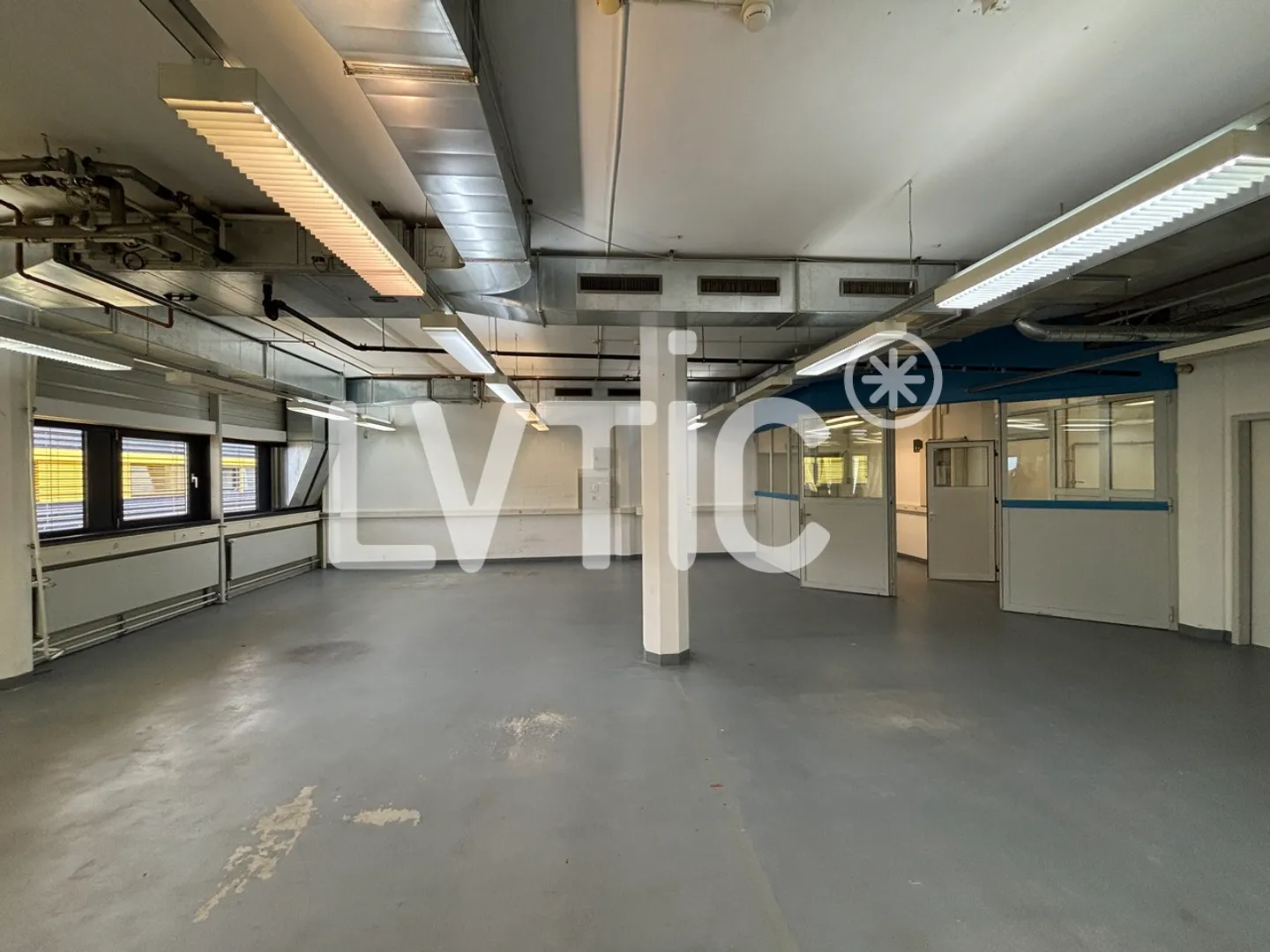 Workshop, lab, offices of 480 m2 divisible from 236 m2 in Gland - Photo 1 of 6