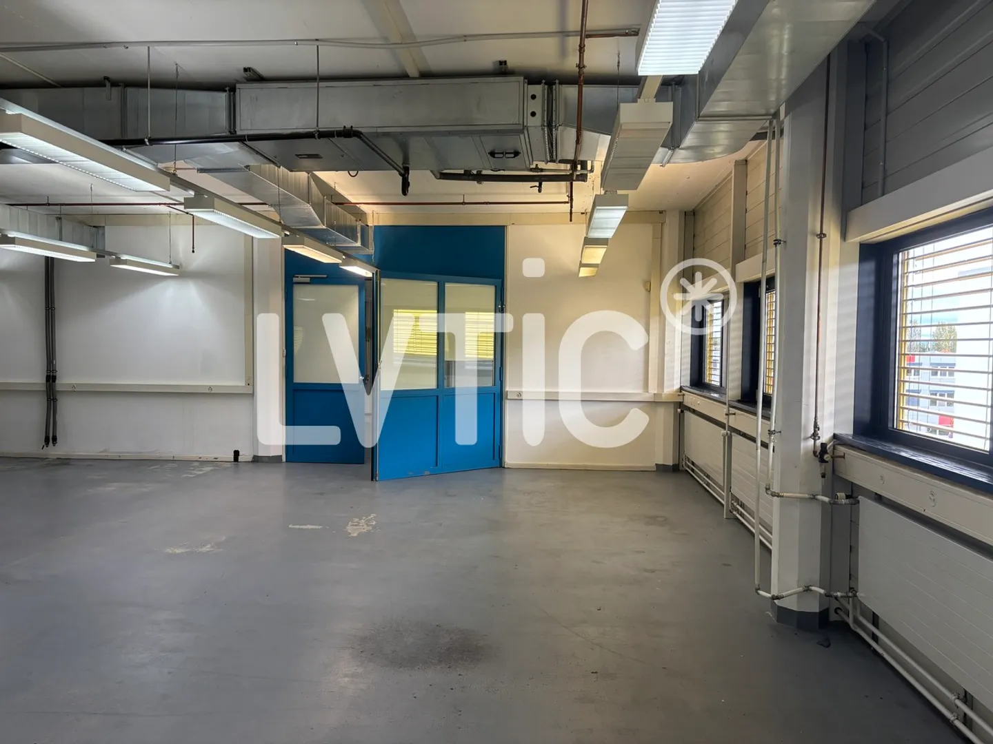 Workshop, lab, offices of 480 m2 divisible from 236 m2 in Gland - Photo 2 of 6