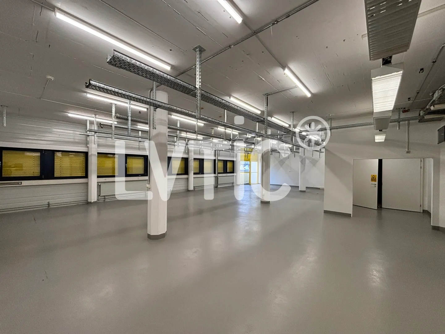 Workshop, lab, offices of 480 m2 divisible from 236 m2 in Gland - Photo 3 of 6