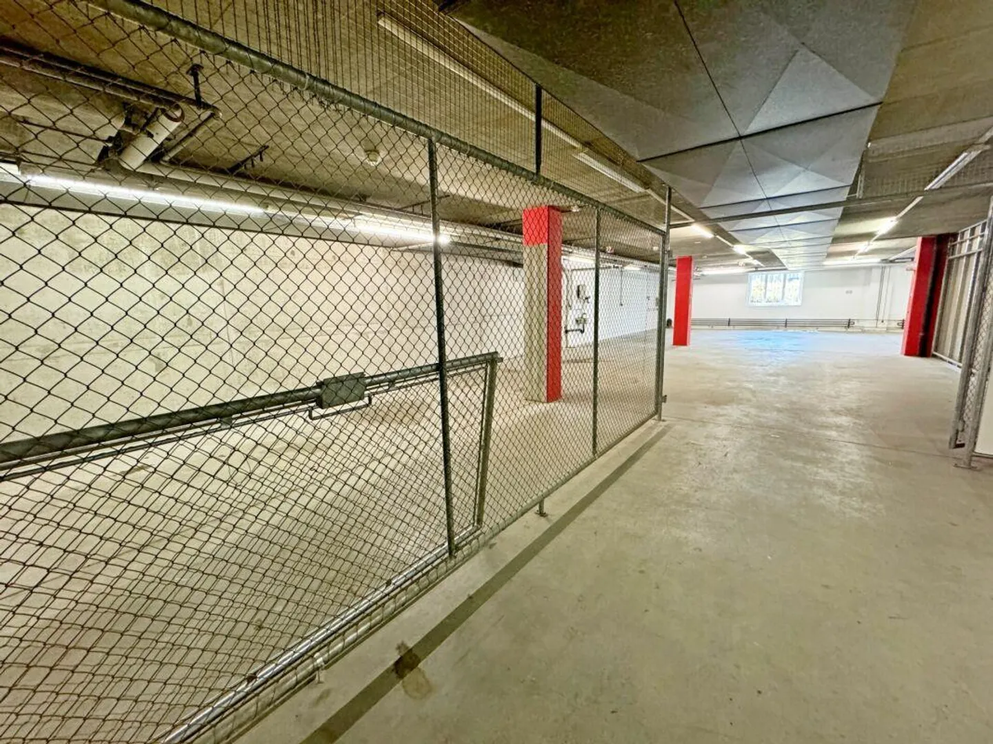 Storage and workshop premises with daylight in a central location in Aesch - Photo 3 of 5