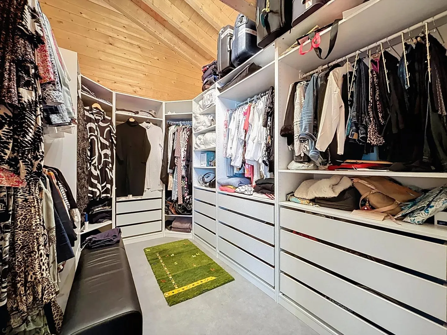 Luxurious and Unconventional Chalet with Panoramic View - Photo 11 of 13