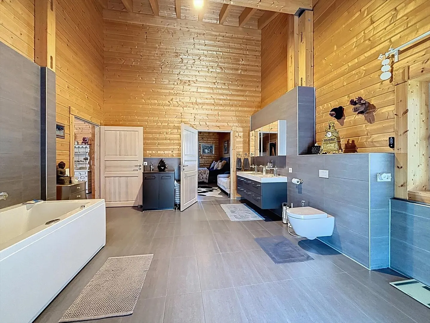 Luxurious and Unconventional Chalet with Panoramic View - Photo 13 of 13