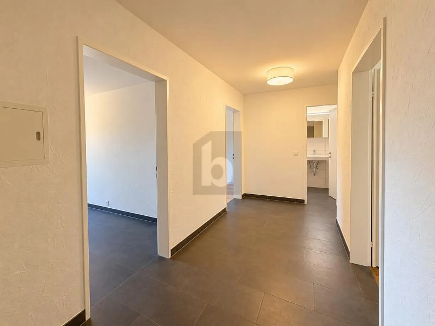 RÉNOVÉ ET MODERNE DANS UN EMPLACEMENT CENTRAL - Photo 4 sur 6
