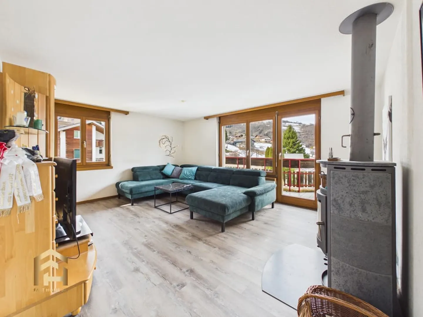 Mountain Idyl with Comfort: 4.5-Room Apartment in Unterbäch with Large Balcony - Photo 2 of 13