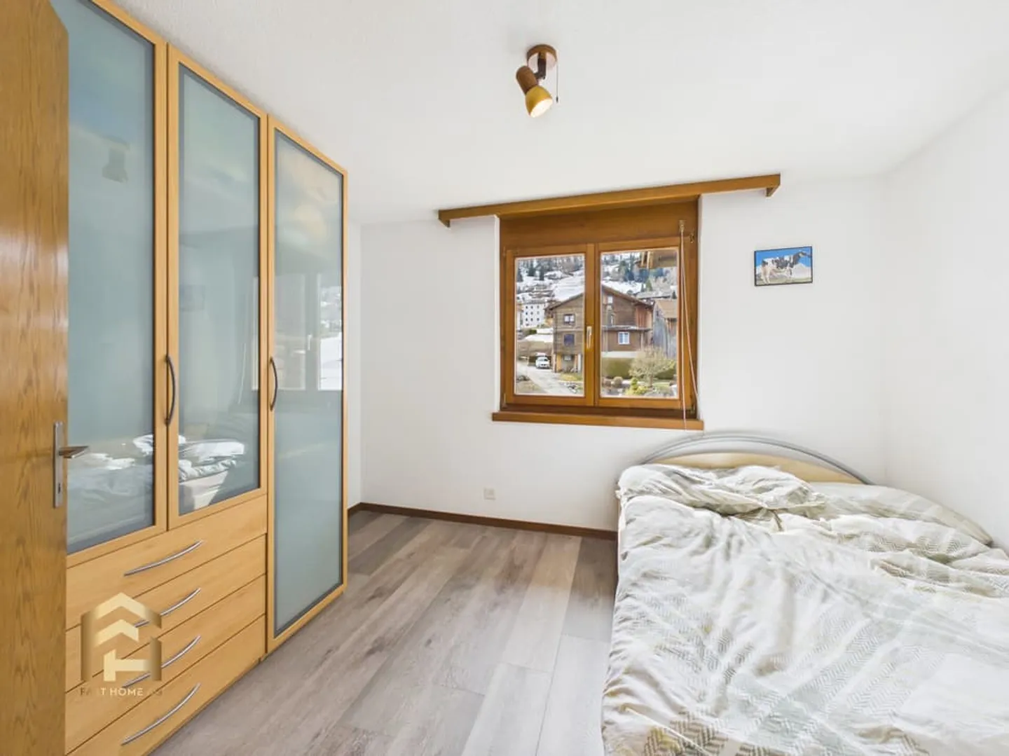 Mountain Idyl with Comfort: 4.5-Room Apartment in Unterbäch with Large Balcony - Photo 5 of 13