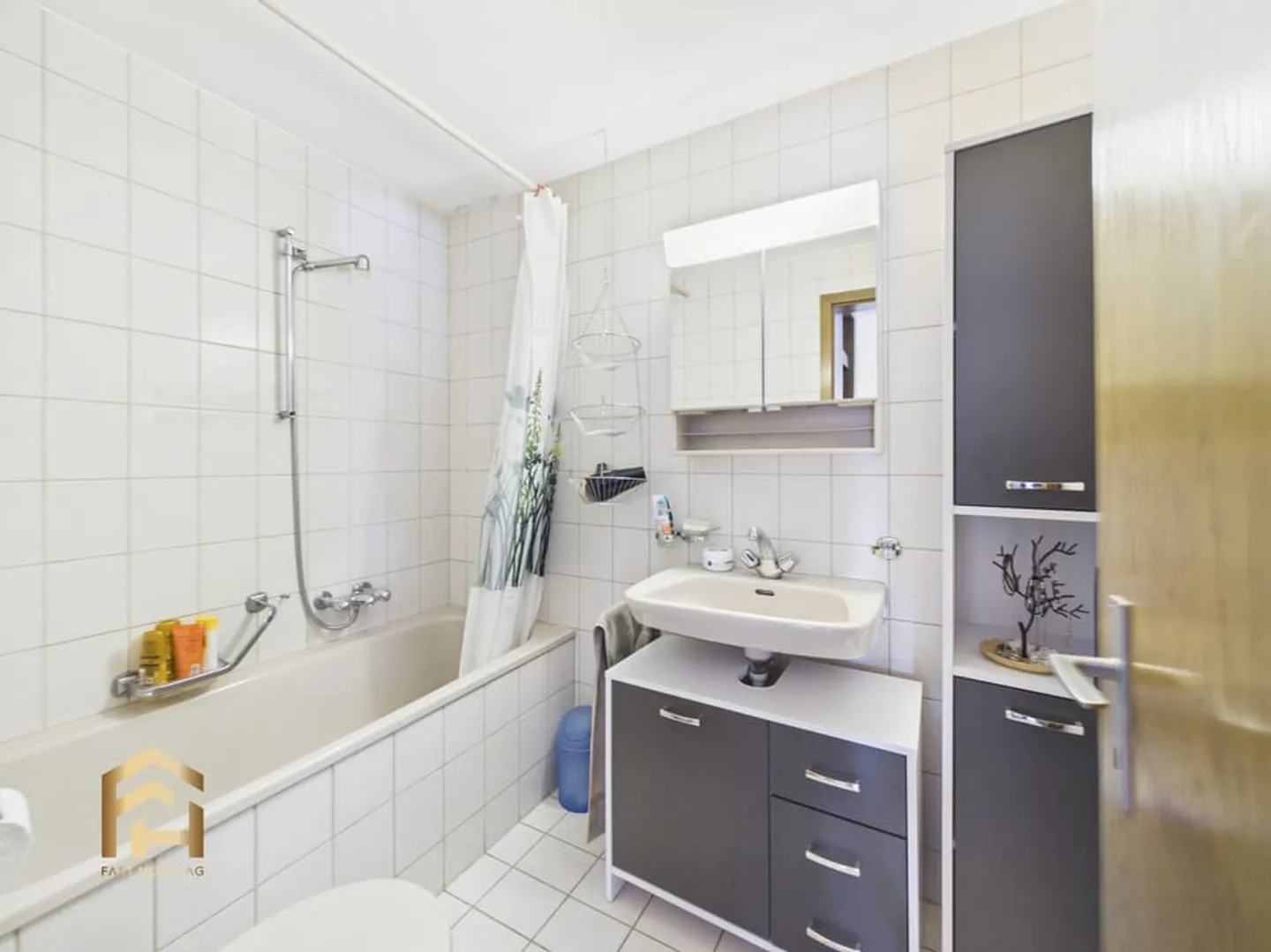 Mountain Idyl with Comfort: 4.5-Room Apartment in Unterbäch with Large Balcony - Photo 9 of 13