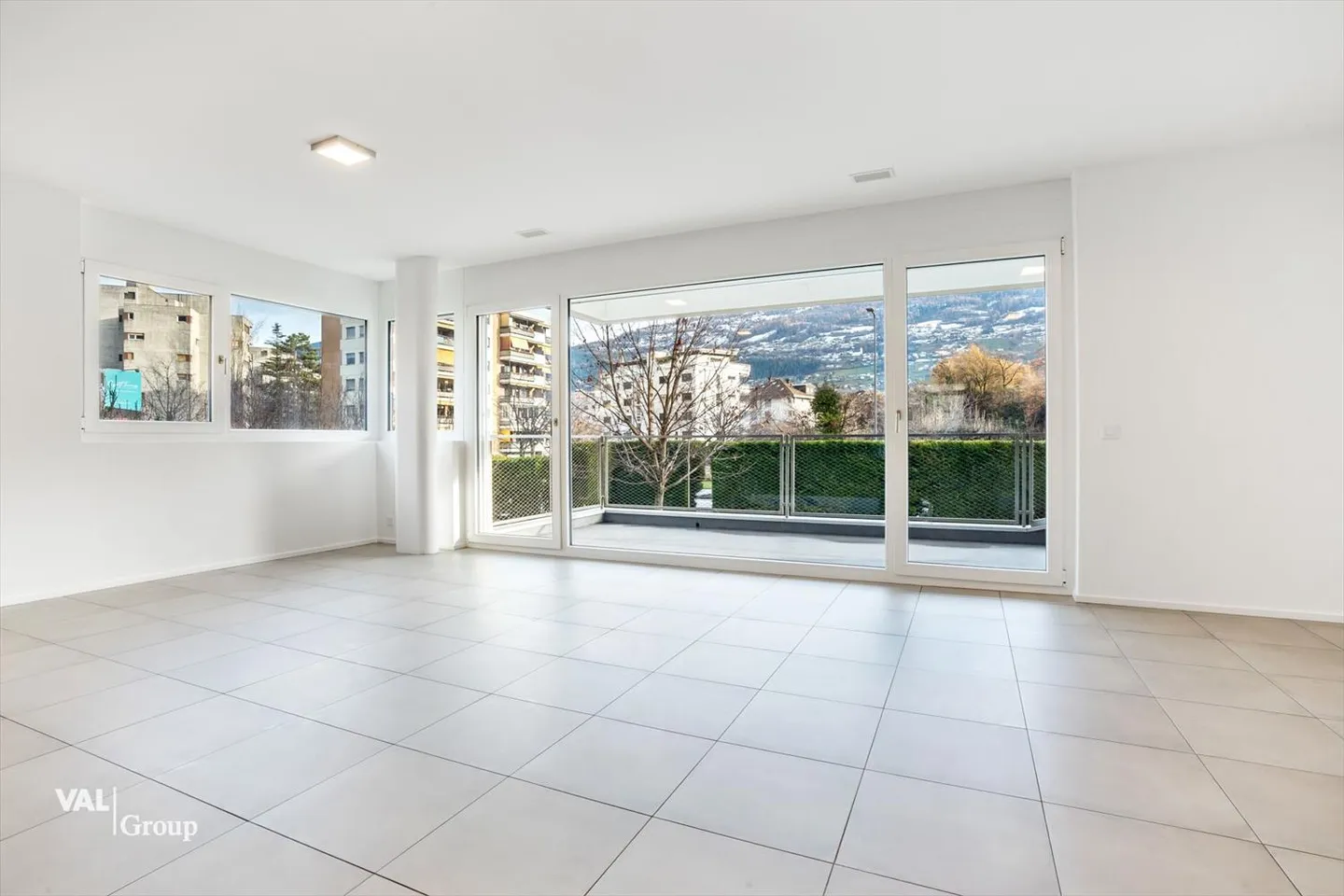 Découvrez un espace lumineux et agréable - Photo 3 sur 12