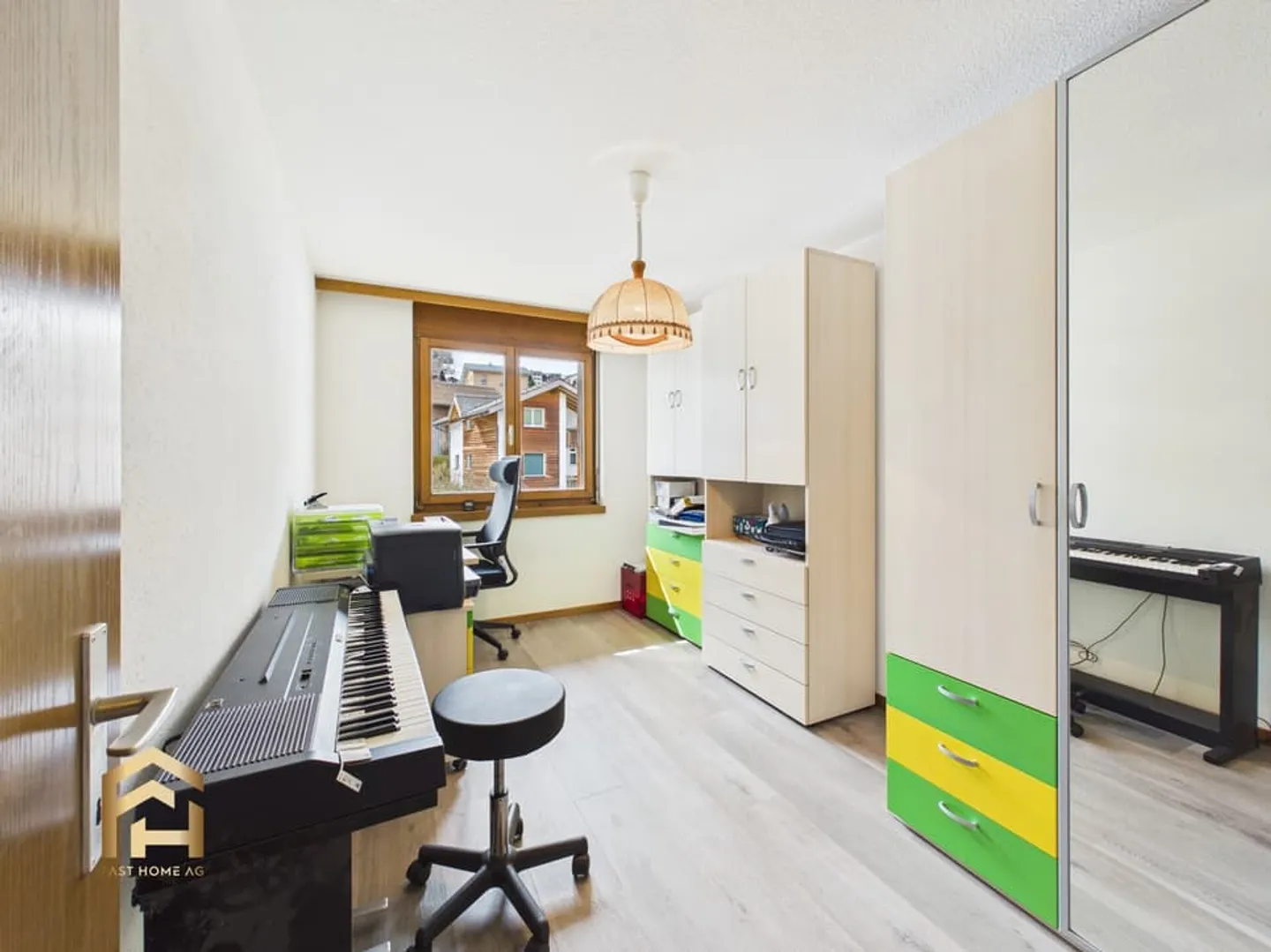 Mountain Idyl with Comfort: 4.5-Room Apartment in Unterbäch with Large Balcony - Photo 7 of 13