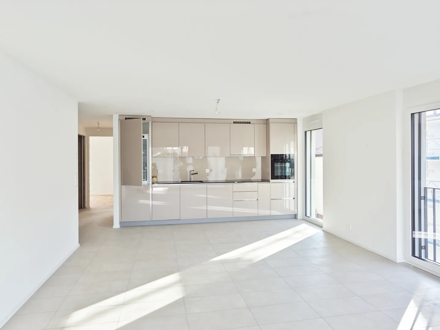 Appartement moderne avec balcon - Photo 2 sur 5