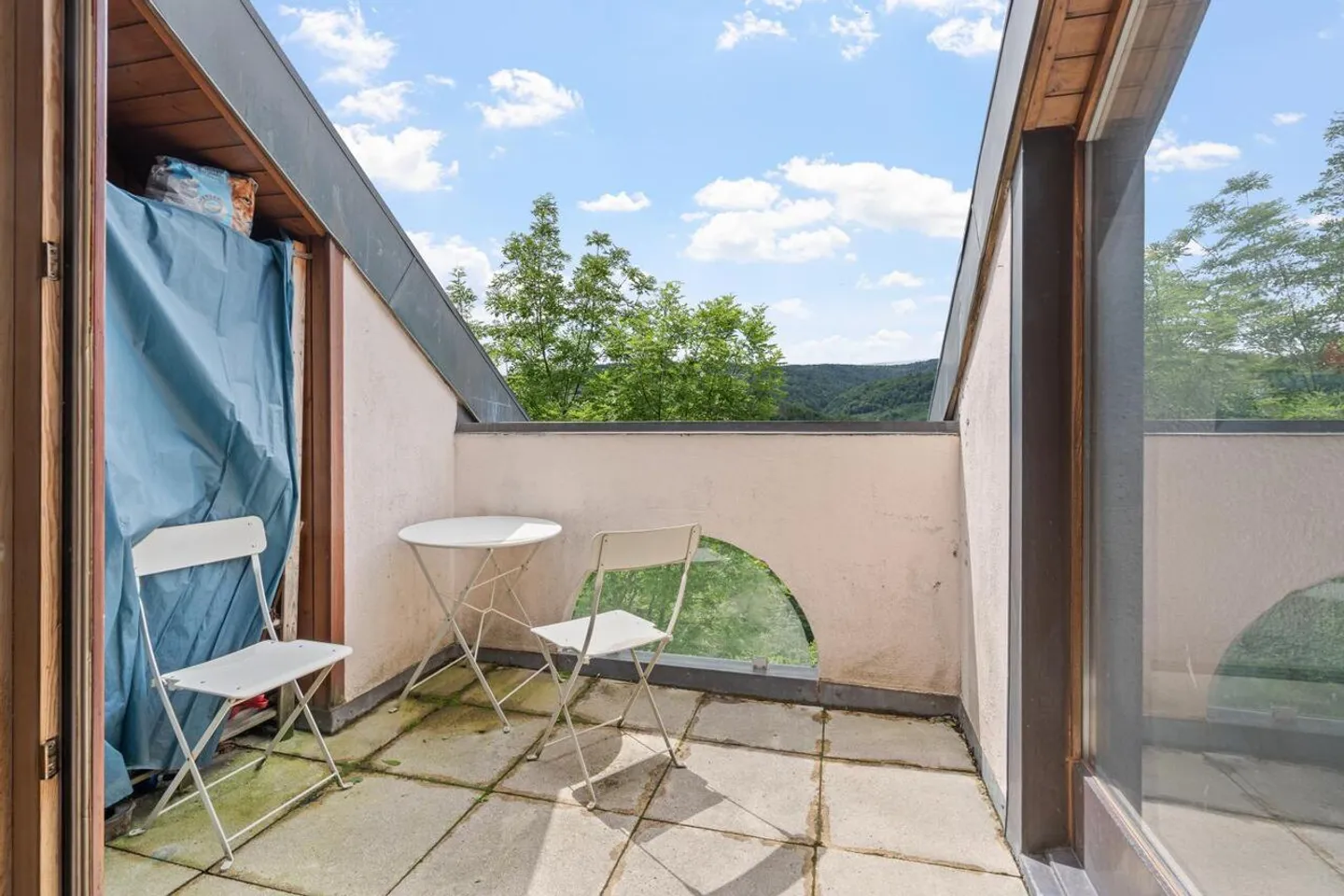 Duplex in stile moderno con area esterna privata! Vista impareggiabile, ambiente raro - Foto 4 di 12