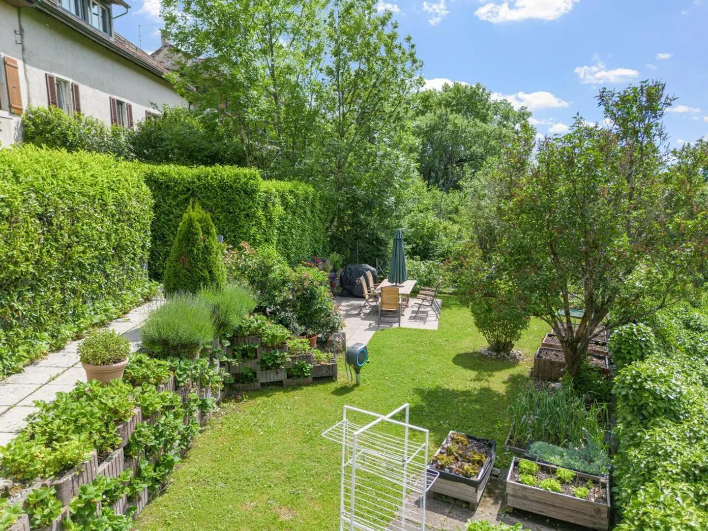 Duplex in stile moderno con area esterna privata! Vista impareggiabile, ambiente raro - Foto 11 di 12
