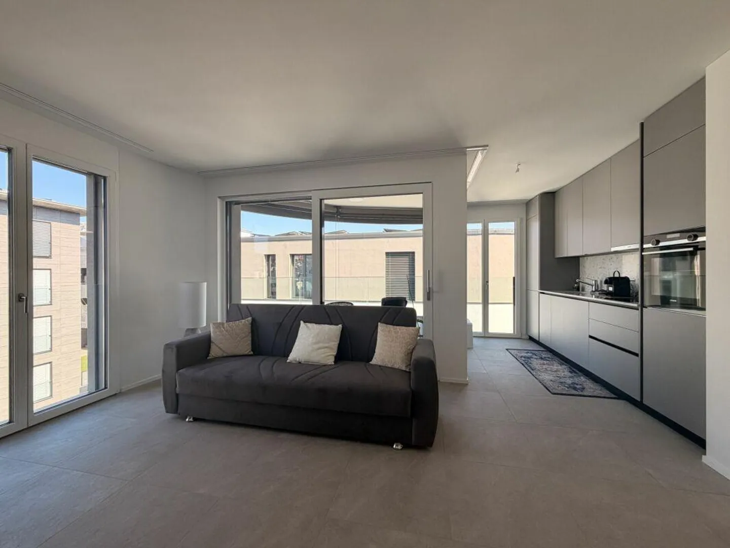 New 2.5-room penthouse apartment with large terrace (furnished) - Photo 3 of 15