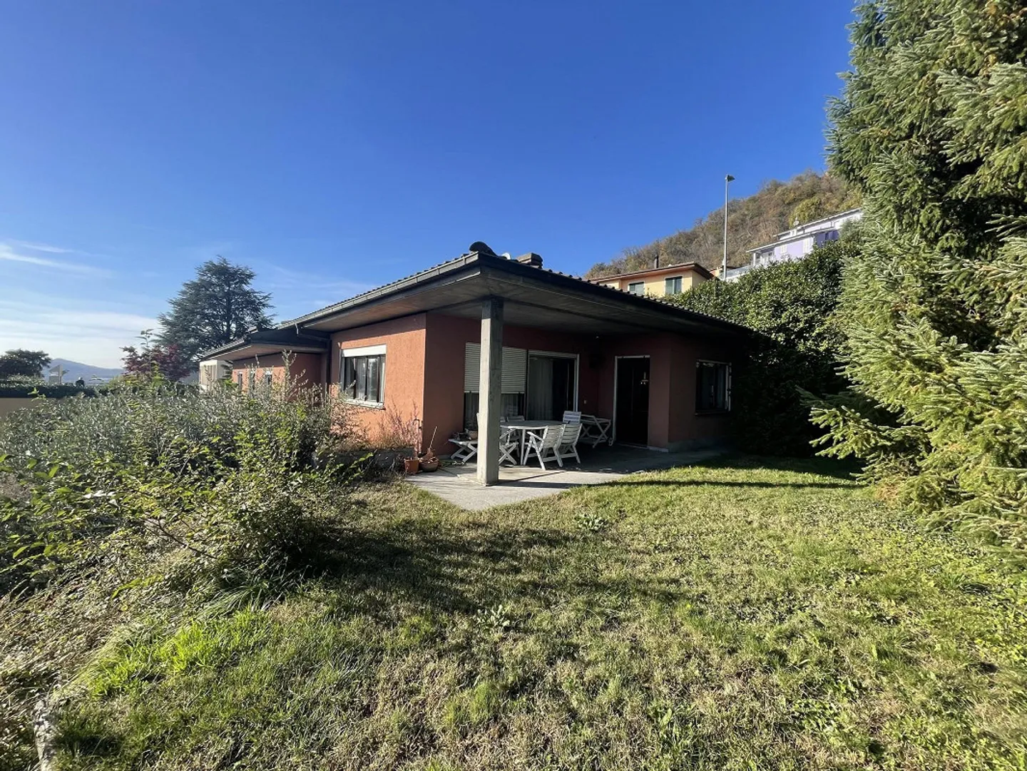 Interessante e grande casa unifamiliare con grande terreno - Foto 2 di 13