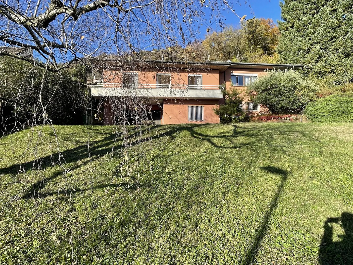 Interessante e grande casa unifamiliare con grande terreno - Foto 1 di 13