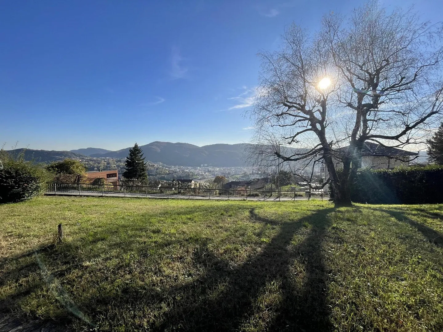 Interessante e grande casa unifamiliare con grande terreno - Foto 4 di 13