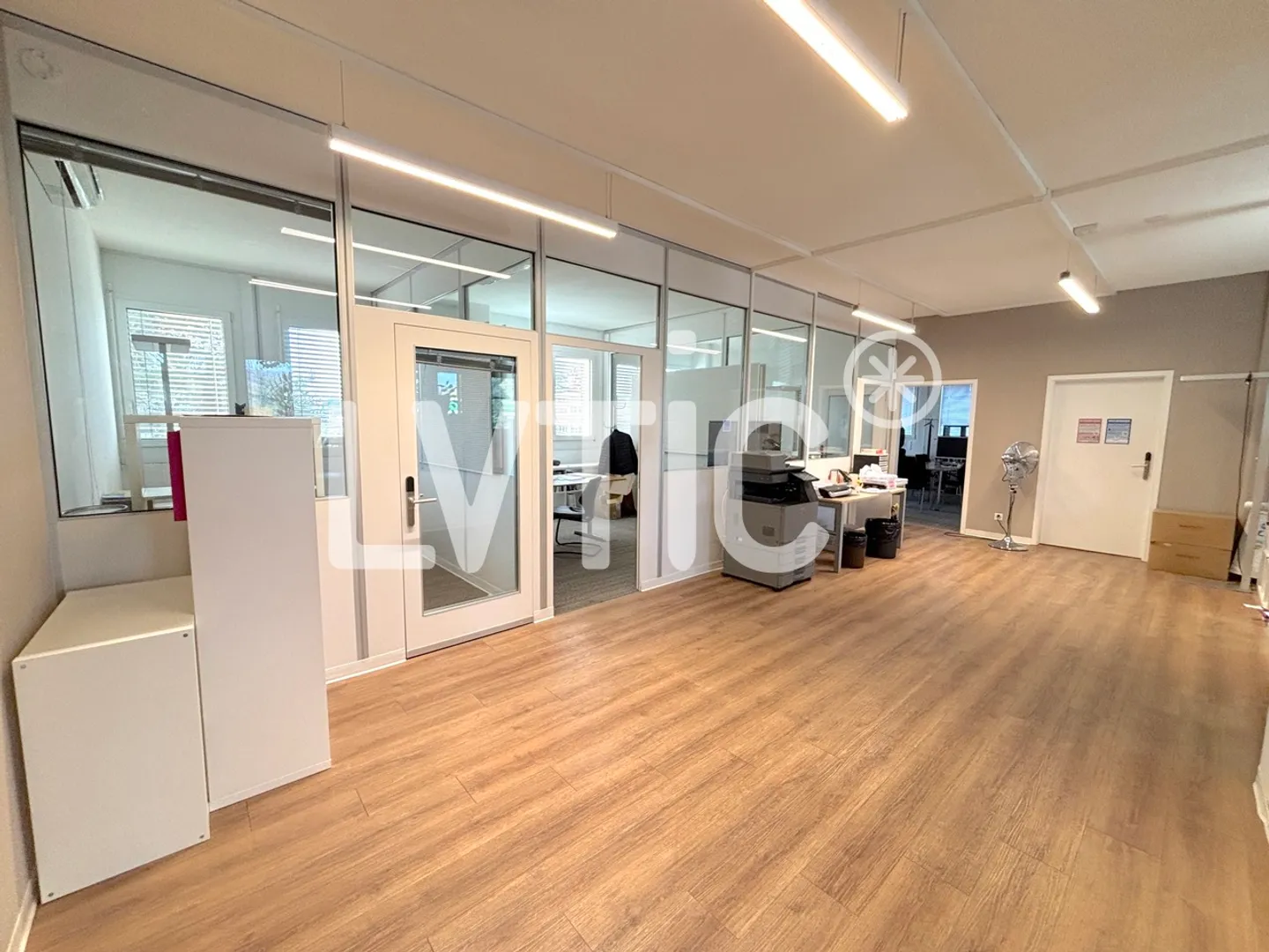 Bureaux, Showroom de 460 m2 divisible à louer à Bussigny - Photo 1 sur 8