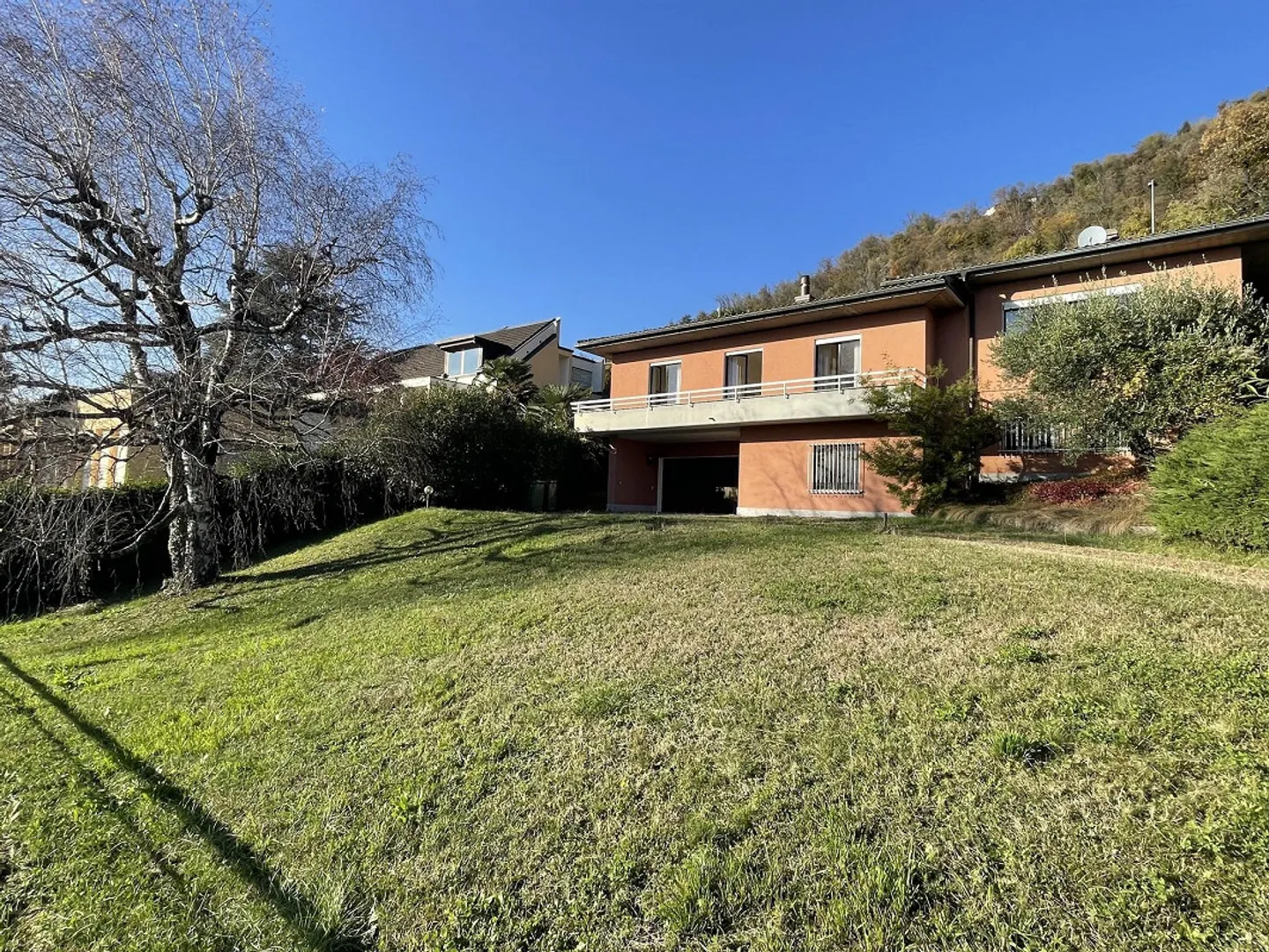 Interessante e grande casa unifamiliare con grande terreno - Foto 5 di 13