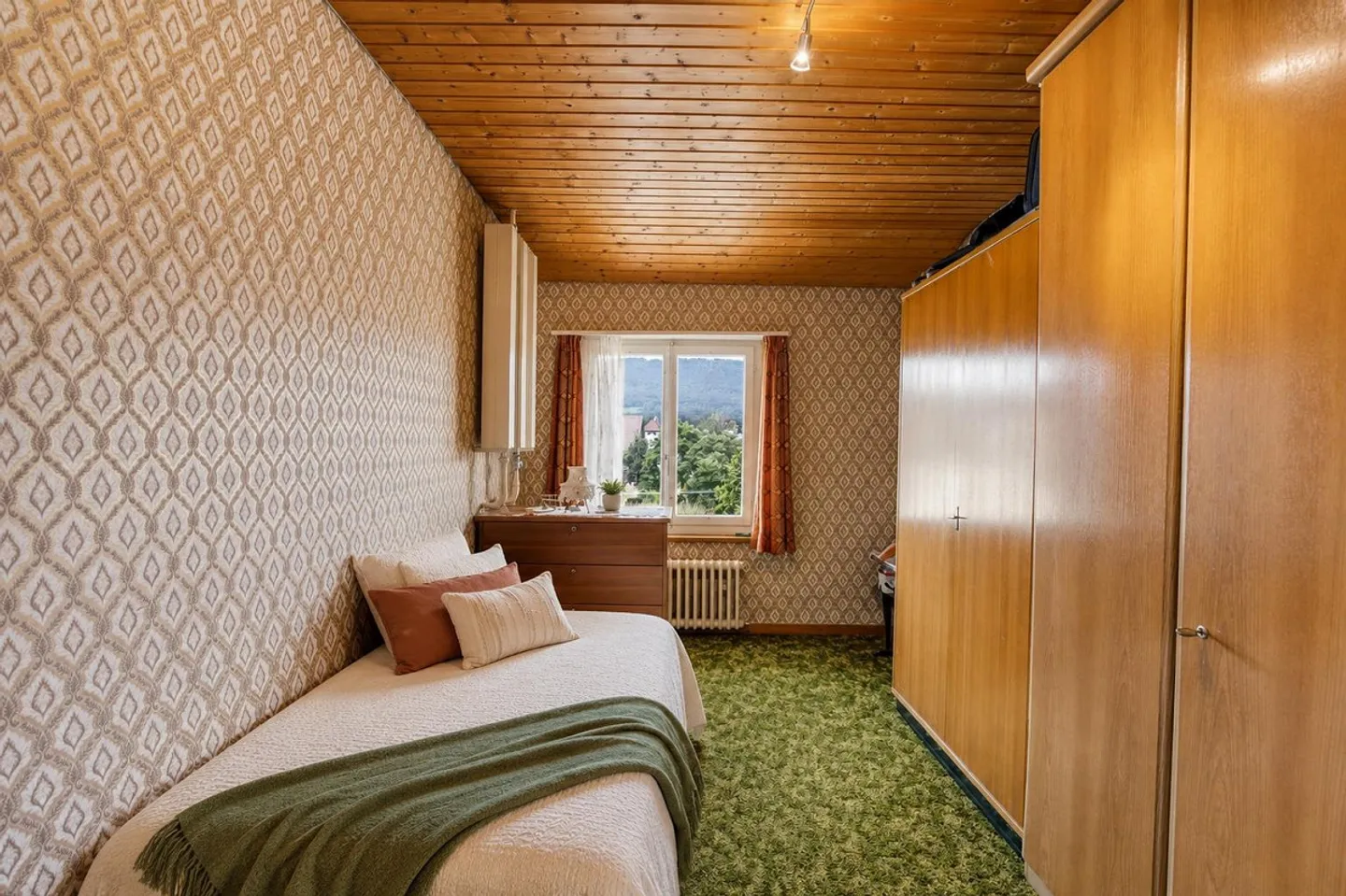 Charming Family Home with Garden - Photo 11 of 14