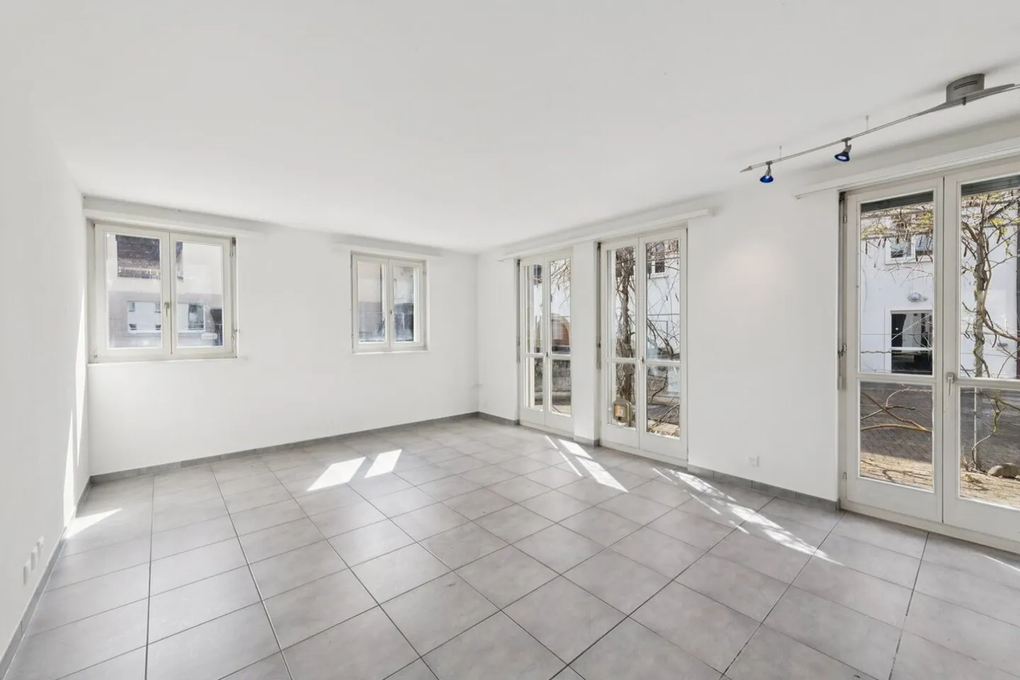 Lichtdurchflutete Erdgeschosswohnung an zentraler Lage - Photo 1 of 6