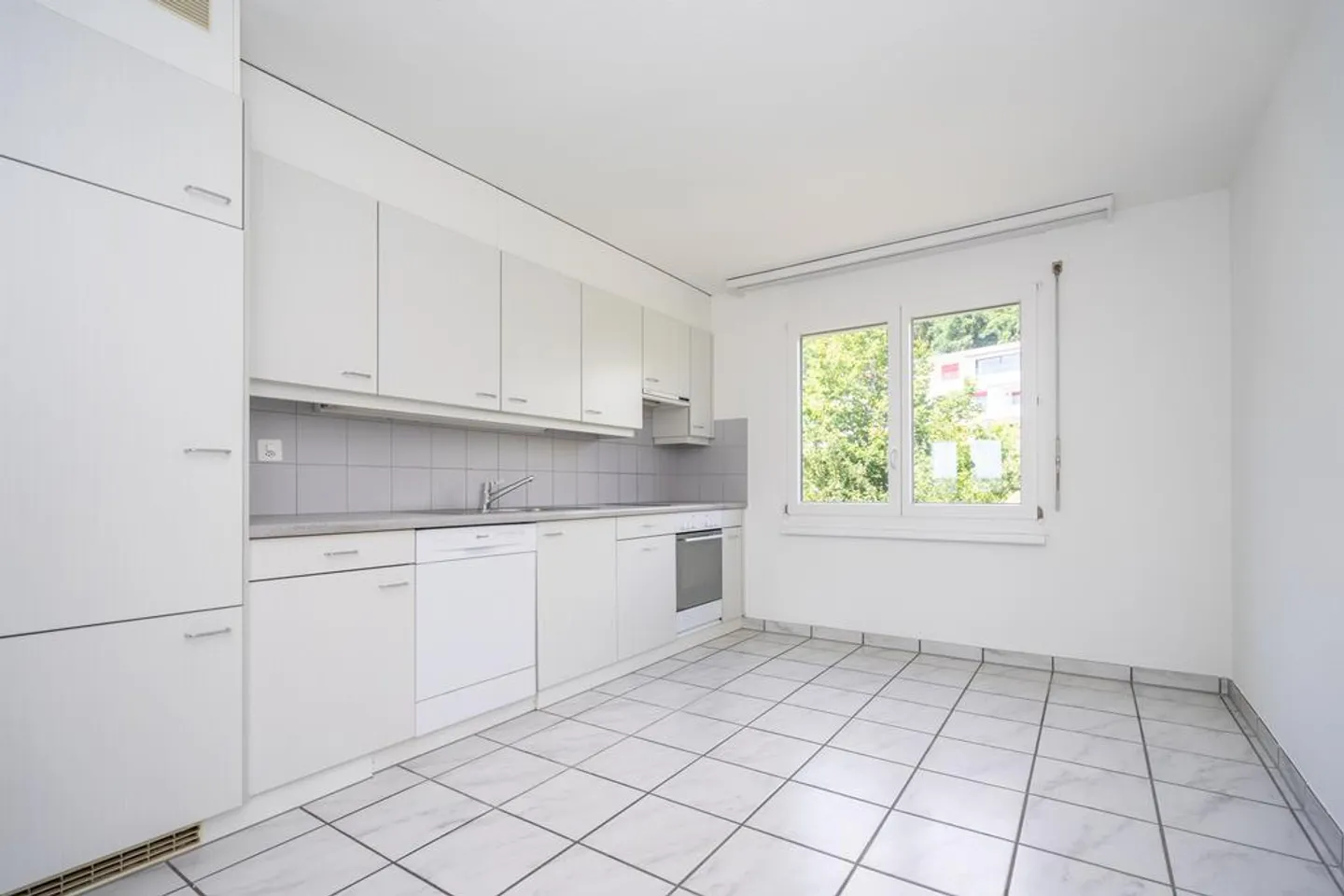 Spacious 3-room apartment with panoramic view of Grenchen! - Photo 2 of 9
