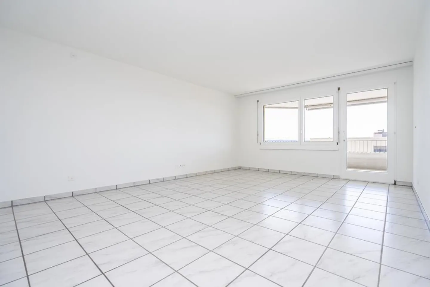 Spacious 3-room apartment with panoramic view of Grenchen! - Photo 3 of 9