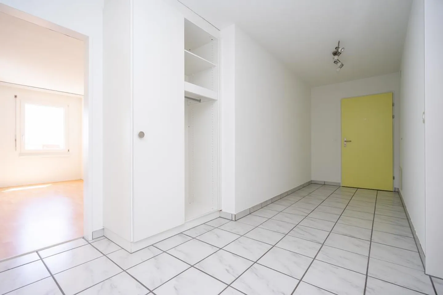 Spacious 3-room apartment with panoramic view of Grenchen! - Photo 4 of 9
