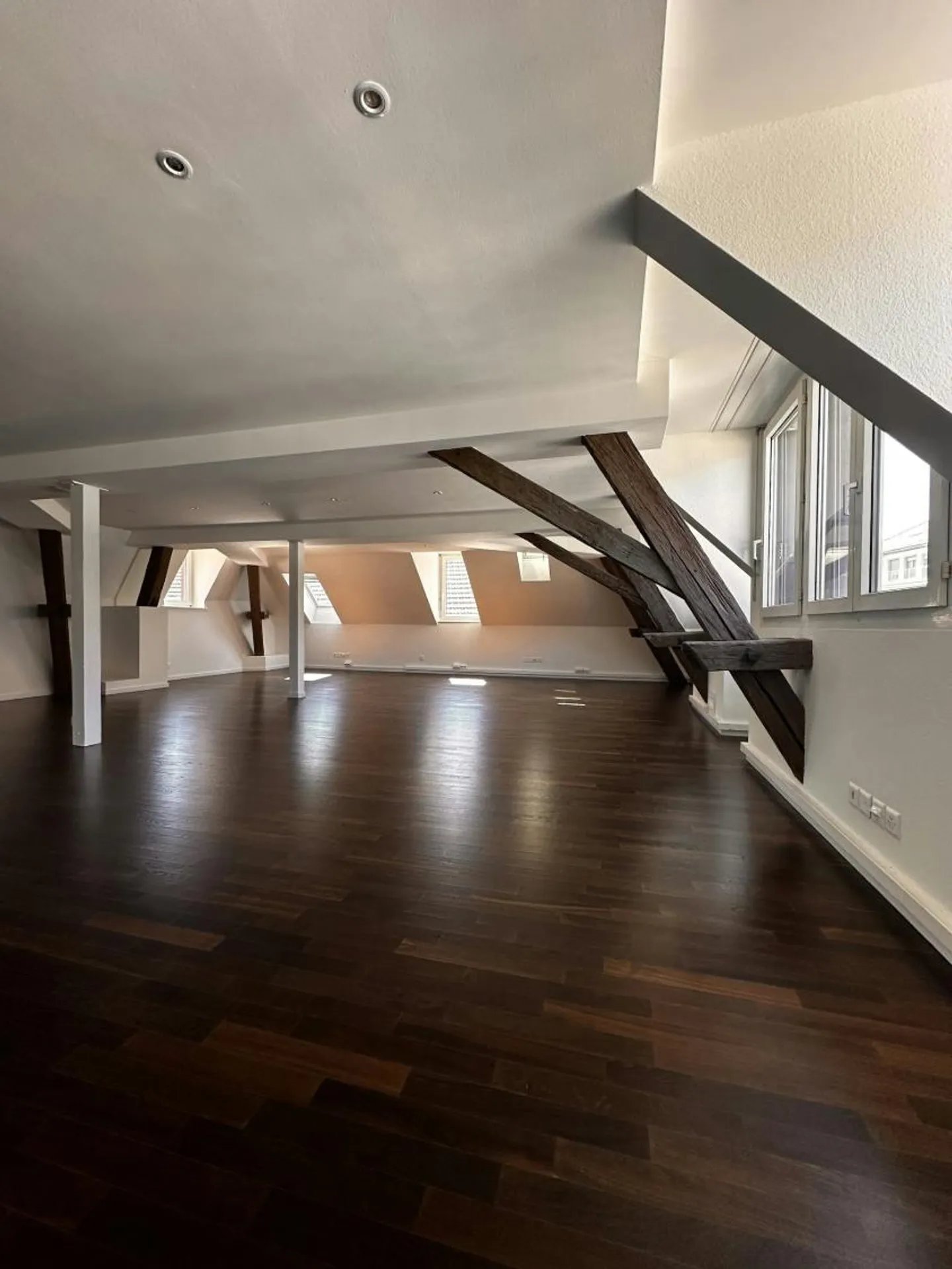 Espace de bureau moderne développé avec zone supplémentaire intégrée - Photo 7 sur 13