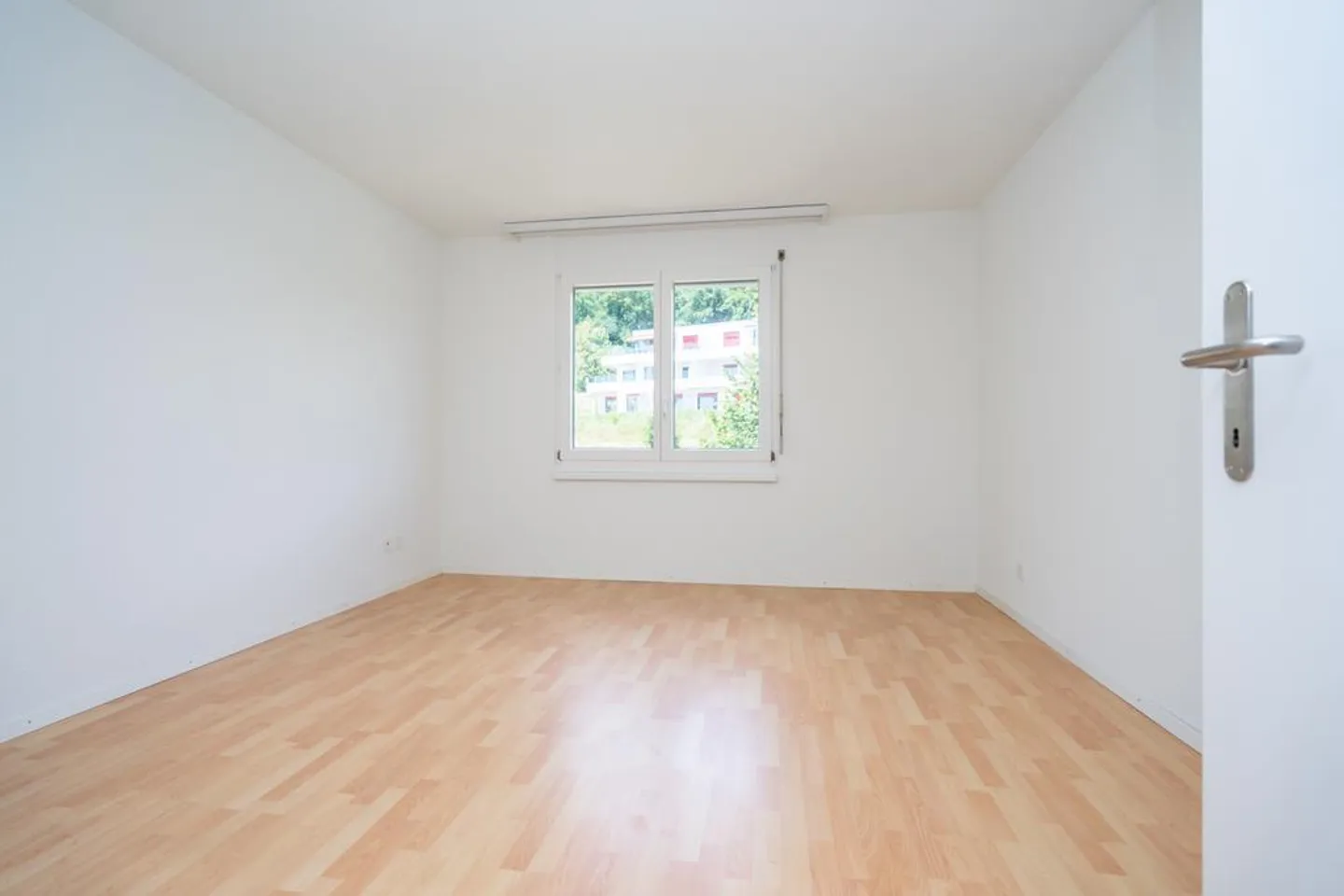 Spacious 3-room apartment with panoramic view of Grenchen! - Photo 5 of 9