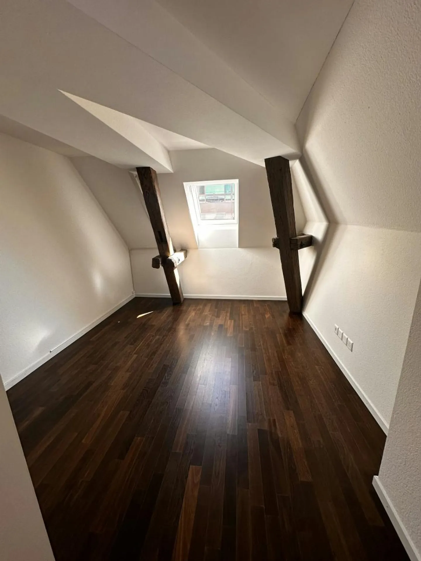 Espace de bureau moderne développé avec zone supplémentaire intégrée - Photo 10 sur 13