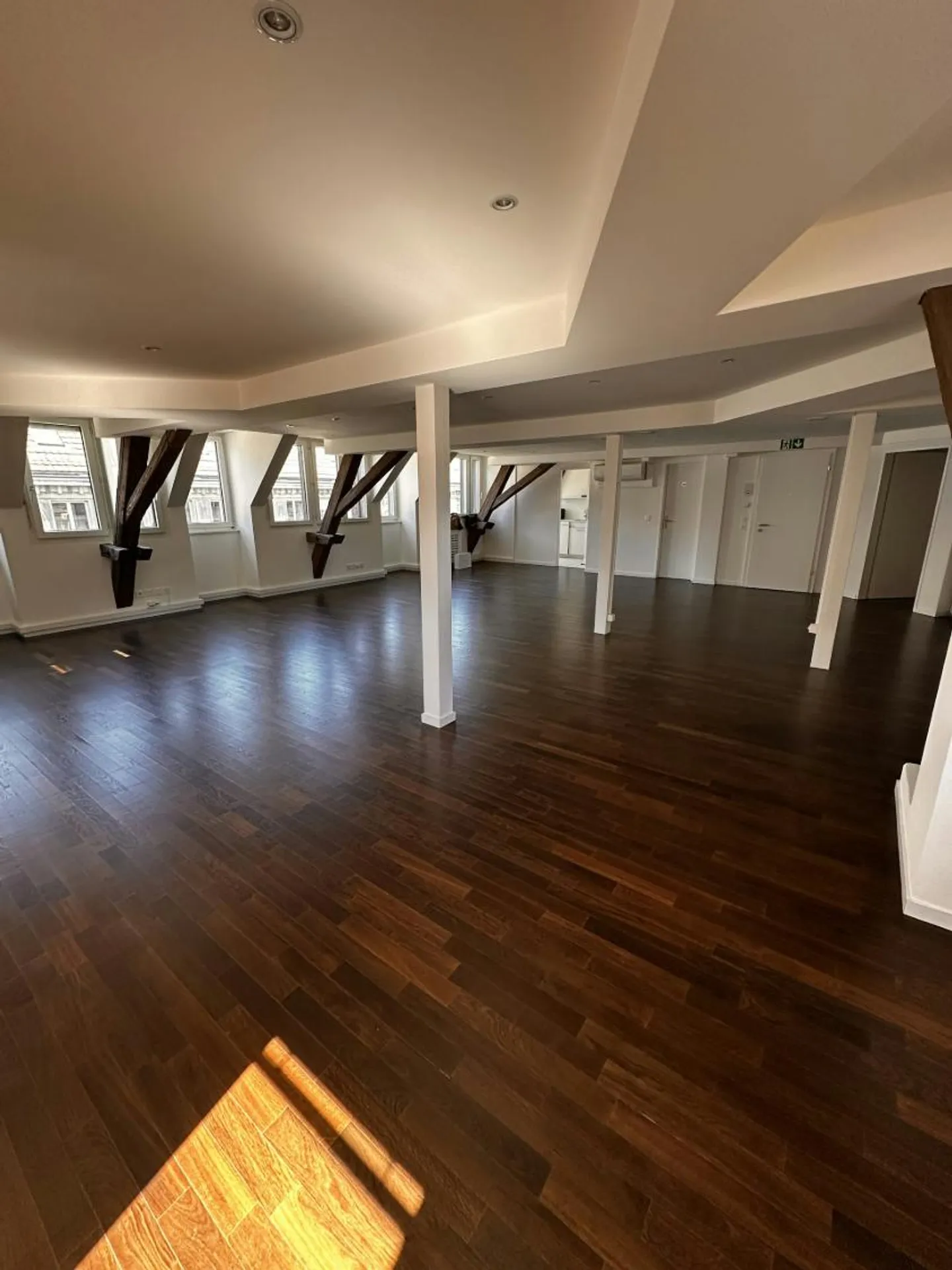 Espace de bureau moderne développé avec zone supplémentaire intégrée - Photo 11 sur 13