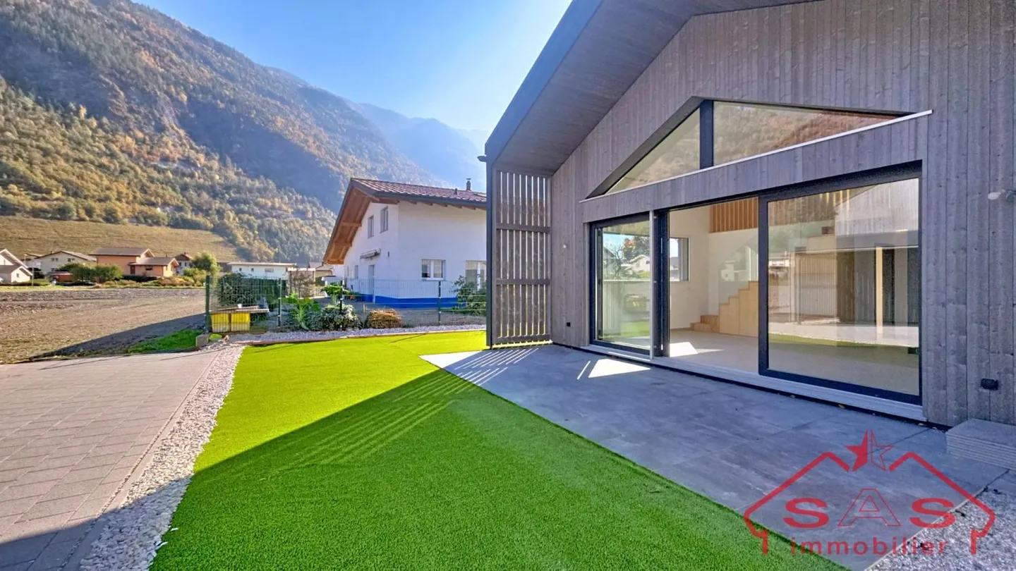 3.5 Room House - Photo 4 of 13