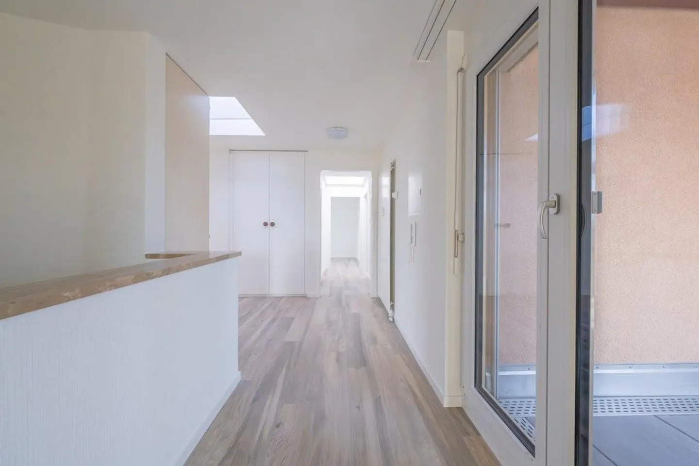 Exklusive Dachwohnung mit sonniger Terrasse und Weitblick - Foto 10 von 12