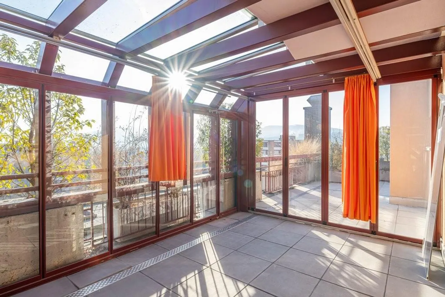 Exklusive Dachwohnung mit sonniger Terrasse und Weitblick - Foto 11 von 12