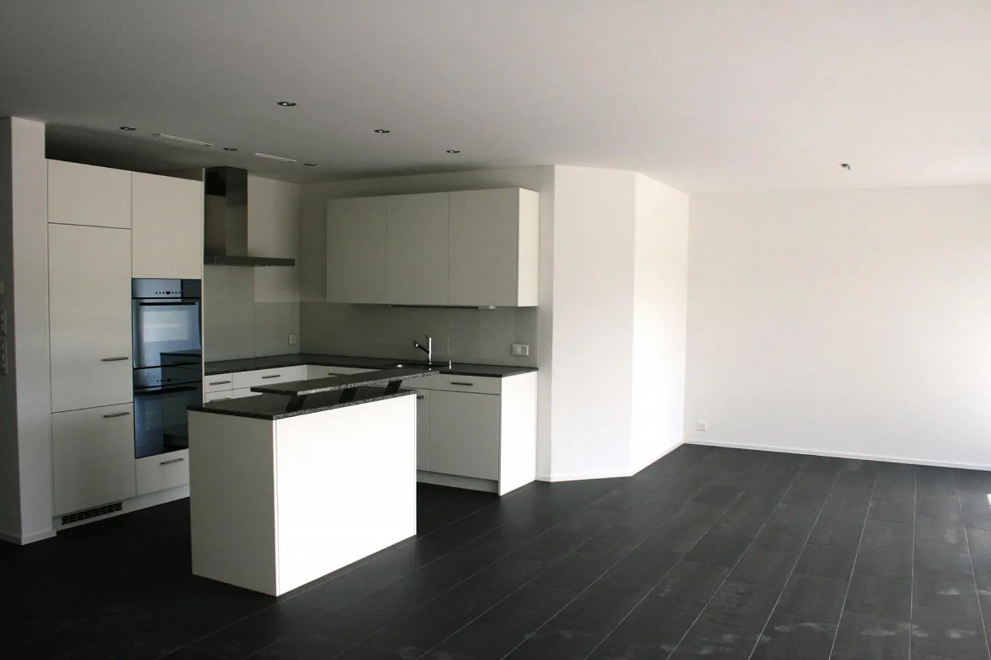 Modern 4.5-room apartment with garden seating area - Photo 1 of 7