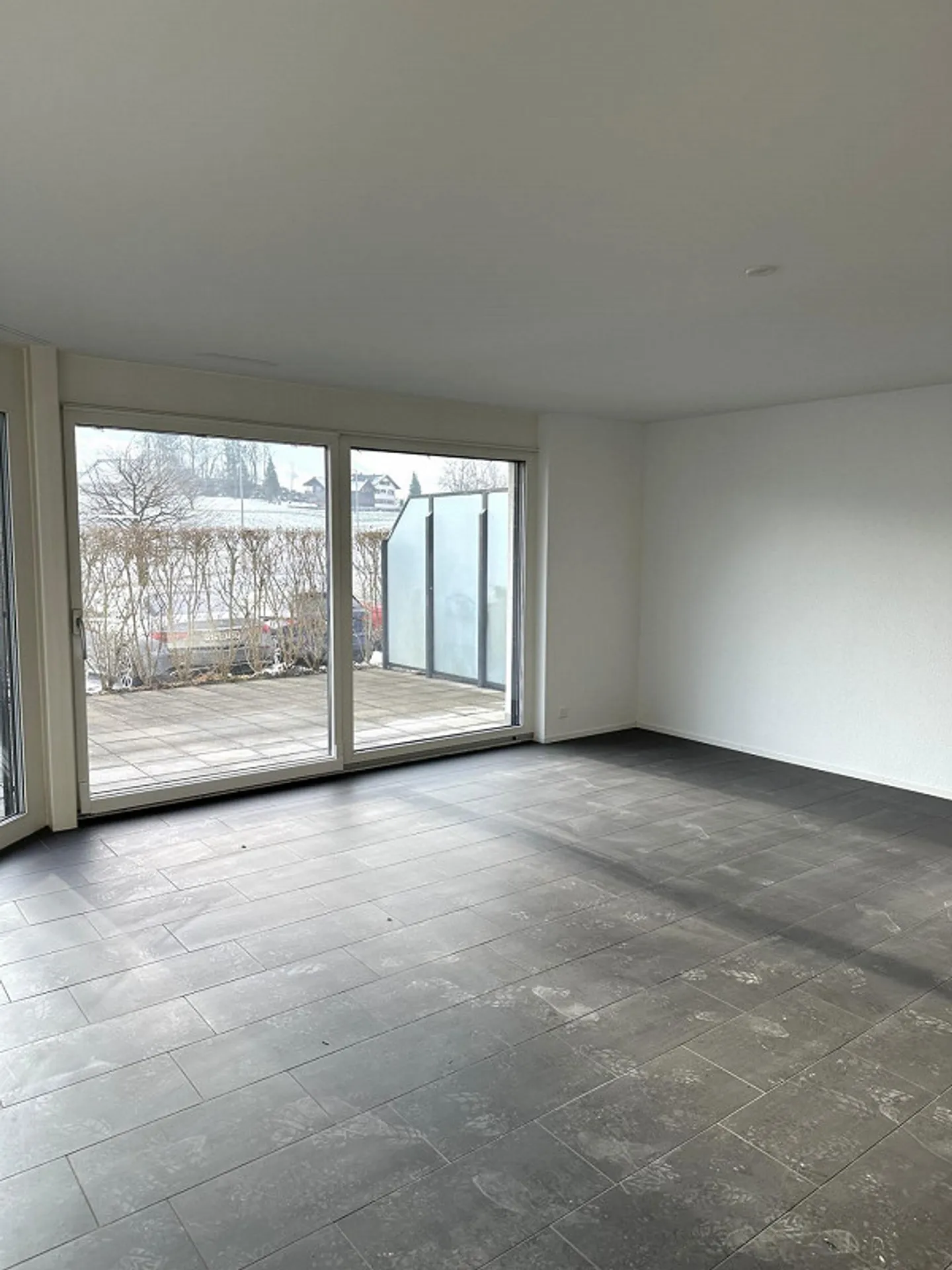 Modern 4.5-room apartment with garden seating area - Photo 3 of 7