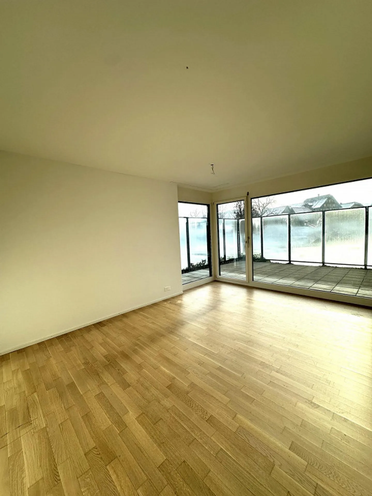 Modern 4.5-room apartment with garden seating area - Photo 4 of 7