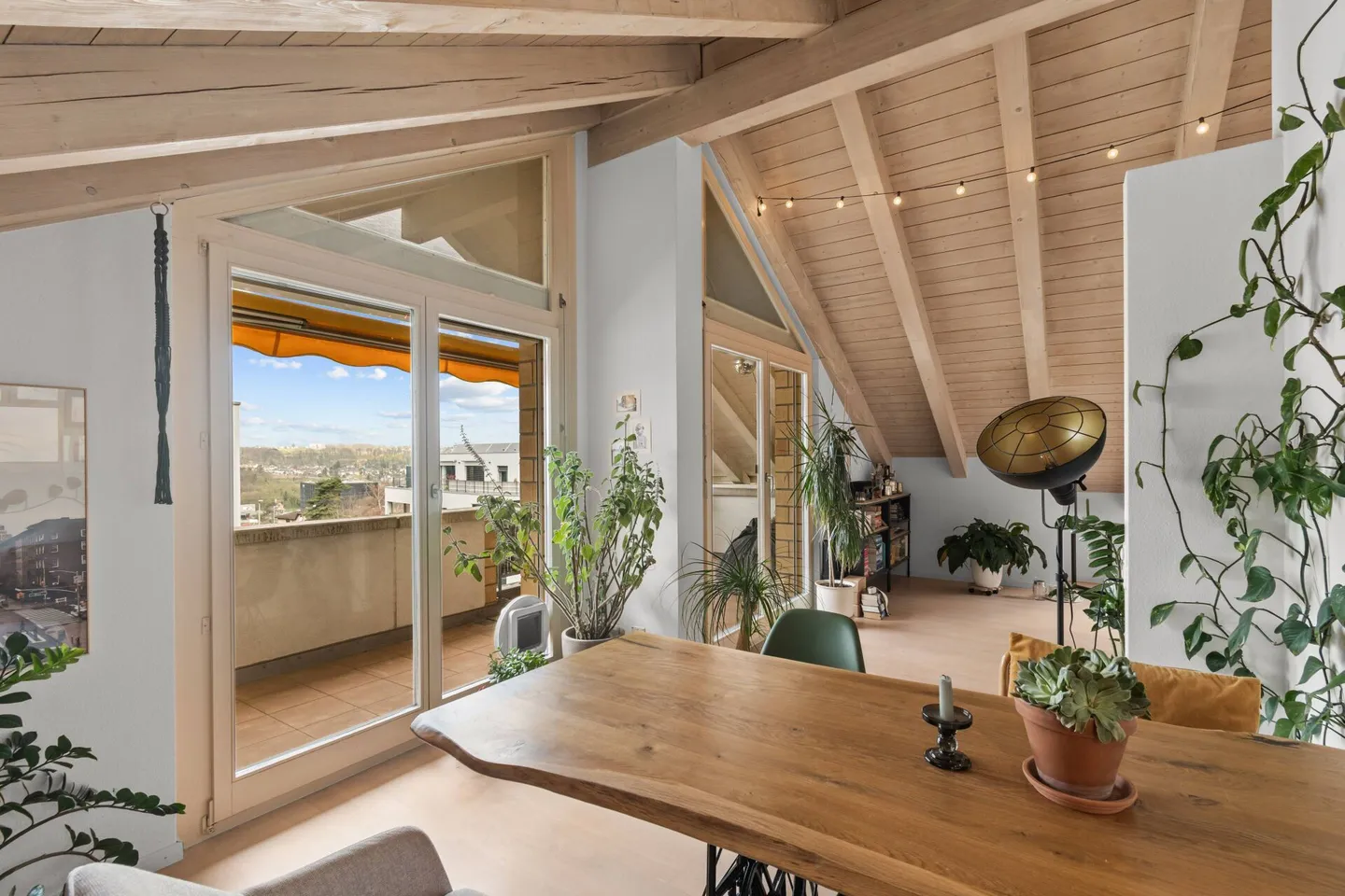 Charmant appartement mansardé dans un endroit ensoleillé et proche de la ville! - Photo 2 sur 12