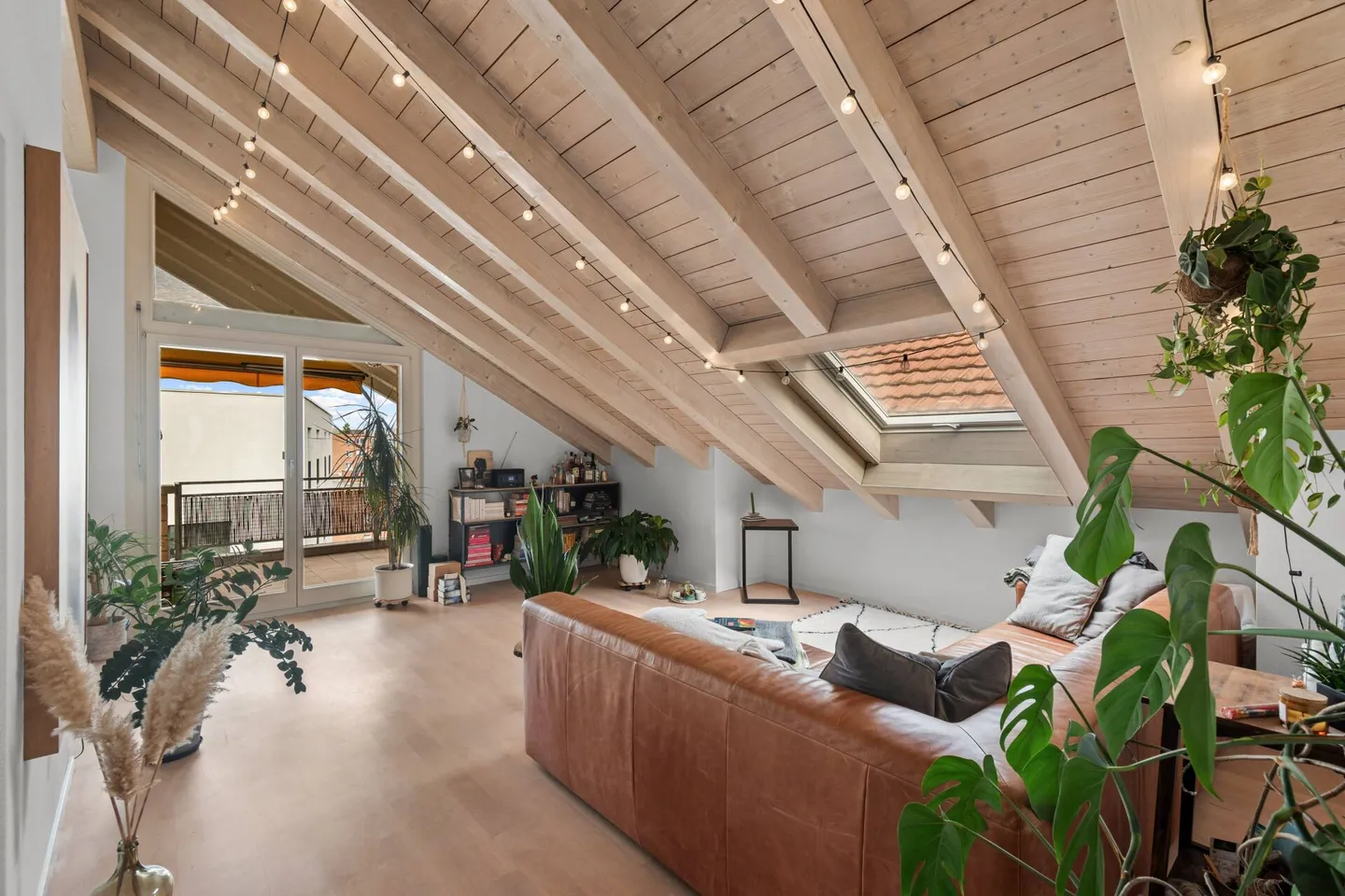 Charmant appartement mansardé dans un endroit ensoleillé et proche de la ville! - Photo 3 sur 12