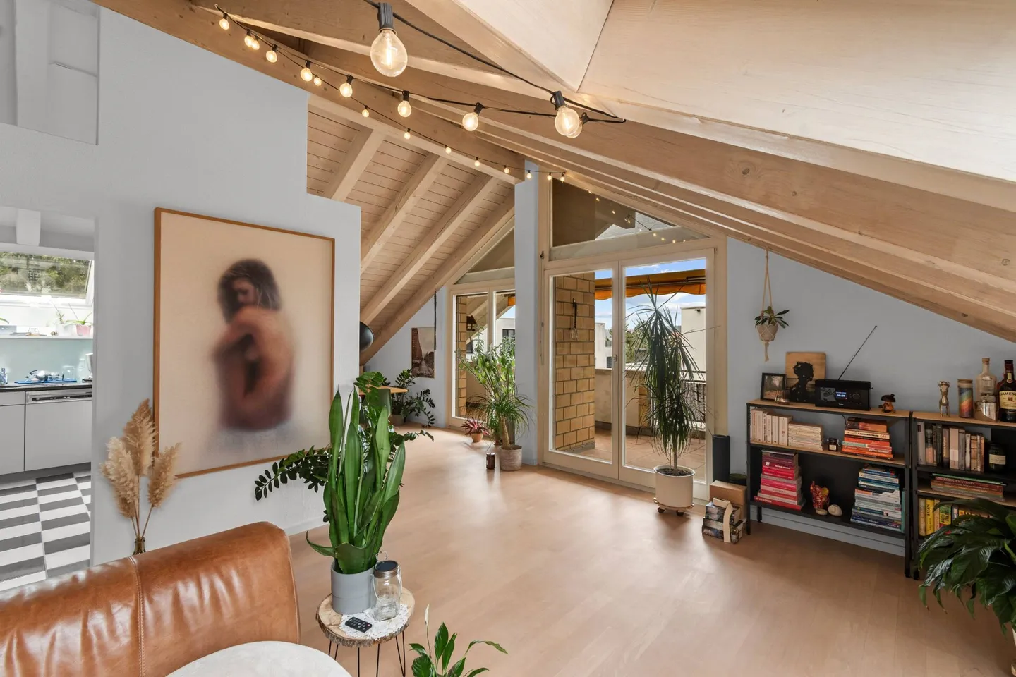 Charmant appartement mansardé dans un endroit ensoleillé et proche de la ville! - Photo 4 sur 12