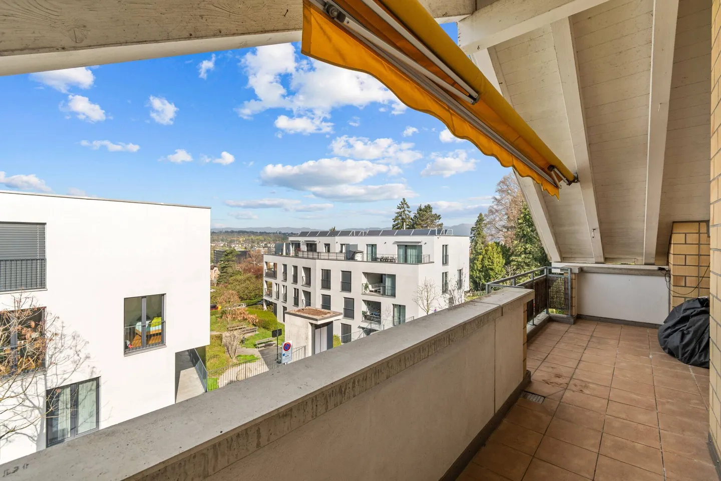 Charmant appartement mansardé dans un endroit ensoleillé et proche de la ville! - Photo 5 sur 12