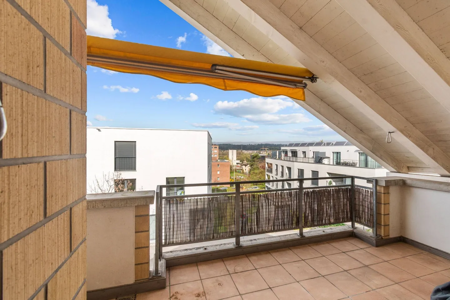 Charmant appartement mansardé dans un endroit ensoleillé et proche de la ville! - Photo 6 sur 12