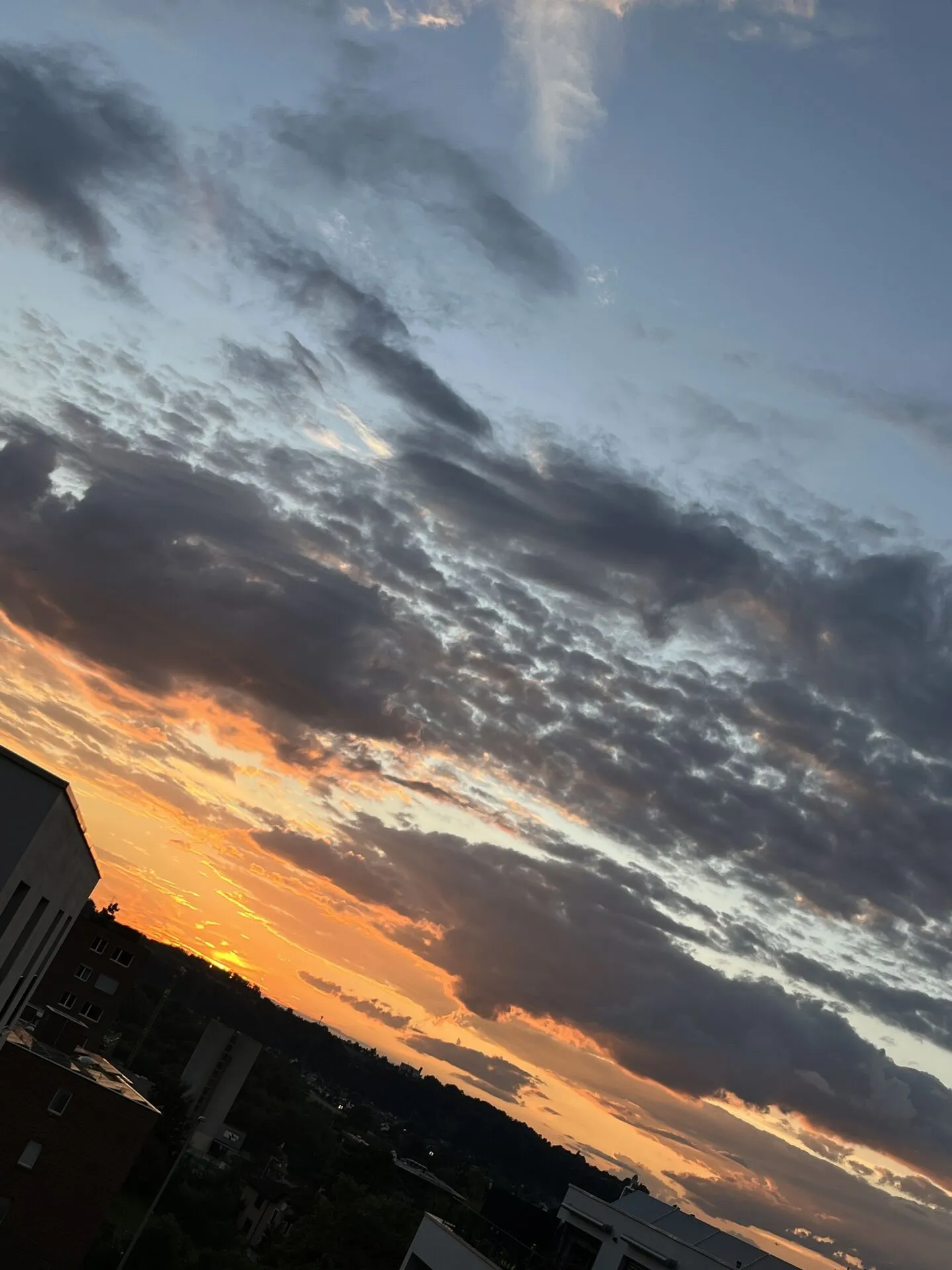 Charmant appartement mansardé dans un endroit ensoleillé et proche de la ville! - Photo 7 sur 12