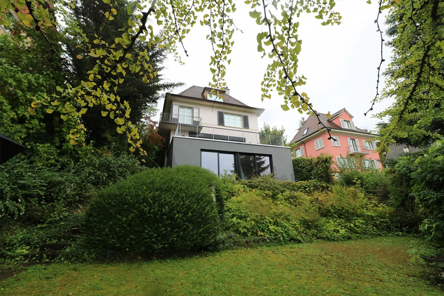 Vicino alla città e tranquillo: Casa unifamiliare con giardino in ottima posizione - Foto 1 di 11