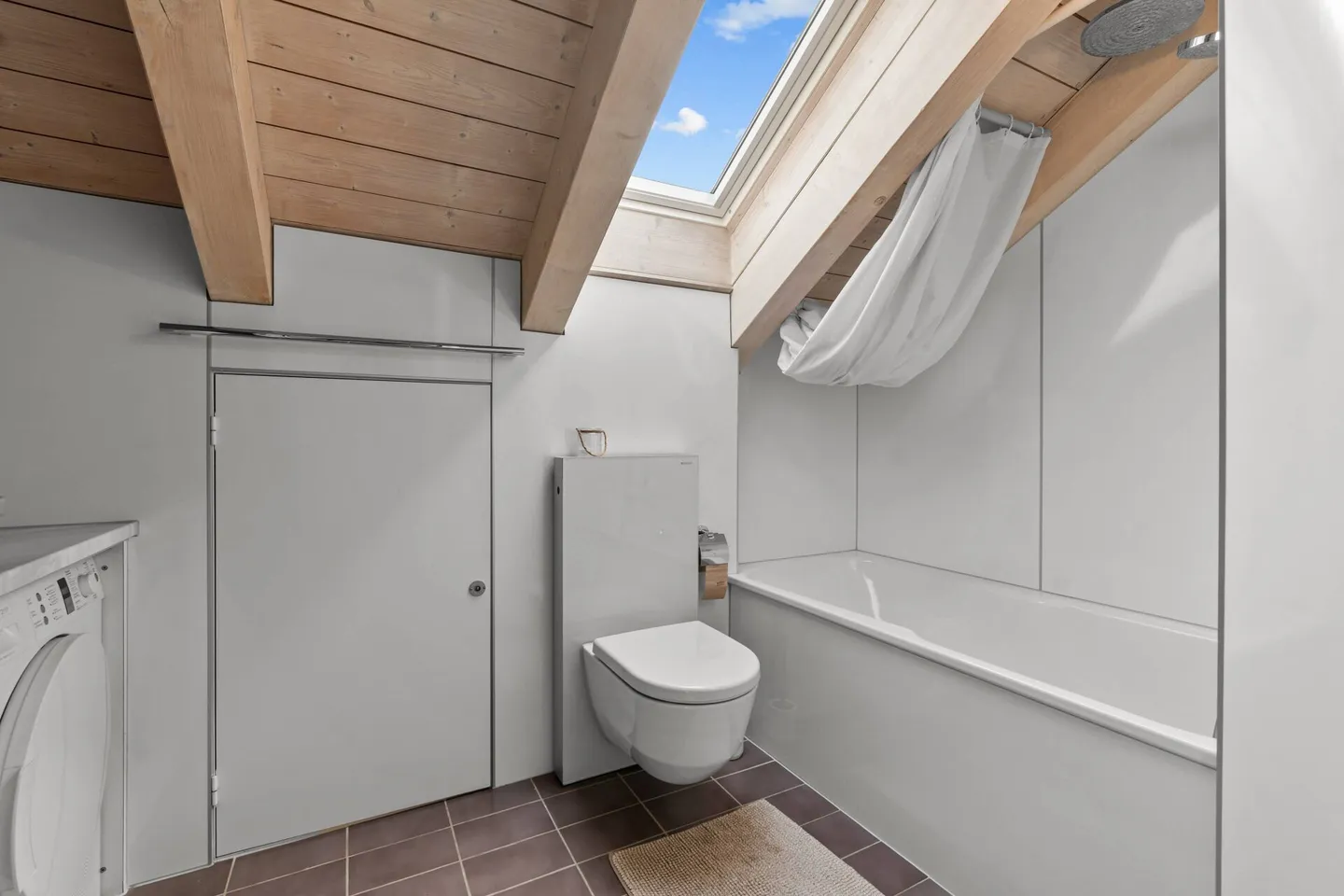 Charmant appartement mansardé dans un endroit ensoleillé et proche de la ville! - Photo 9 sur 12