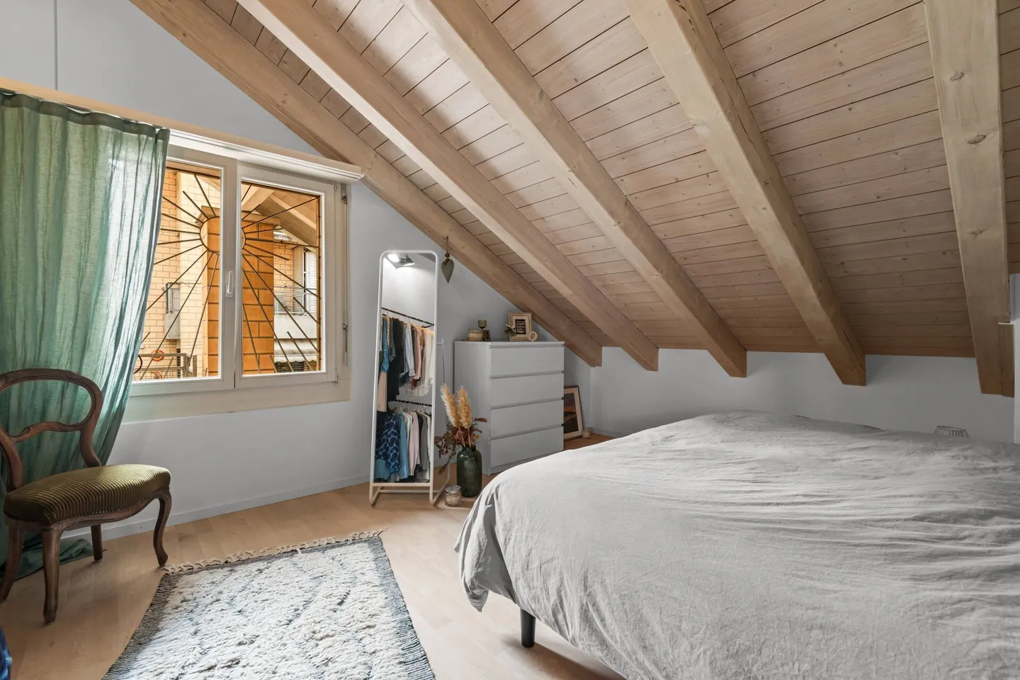 Charmant appartement mansardé dans un endroit ensoleillé et proche de la ville! - Photo 11 sur 12